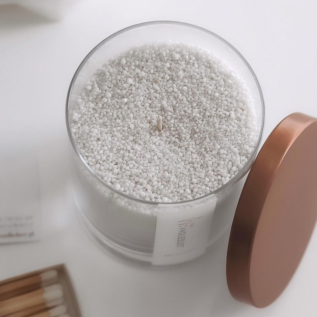 kerze-aus-wachsgranulat-in-transparentem-glas-mit-kupferfarbenen-deckel