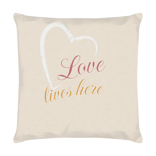kissen-familie-40x40-cm-rueckseite-cremefarben-mit-herz-und-schriftzug-love-lives-here