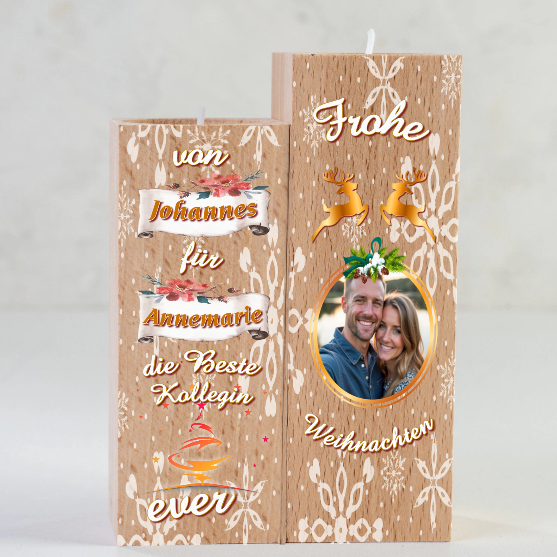 teelichthalter-massiv-holz-2er-set-4,5x4,5cm-12-und-14cm-hoch-personalisiert-mit-foto-und-zwei-namen-weihnachtliches-design-kerzenhalter-rechts-mit-schneeflocken-2-rentier-umrissen-in-gold-ueber-dem-foto-mit-ovalem-goldenem-rahmen-ganz-oben-steht-frohe-und-ganz-unten-steht-weihnachten-design-kerzenhalter-links-schriftzug-von-persnalisierter-name-auf-schriftrolle-fuer-personalisierter-name-die-beste-kollegin-ever-teelichthalter-in-grossaufnahme