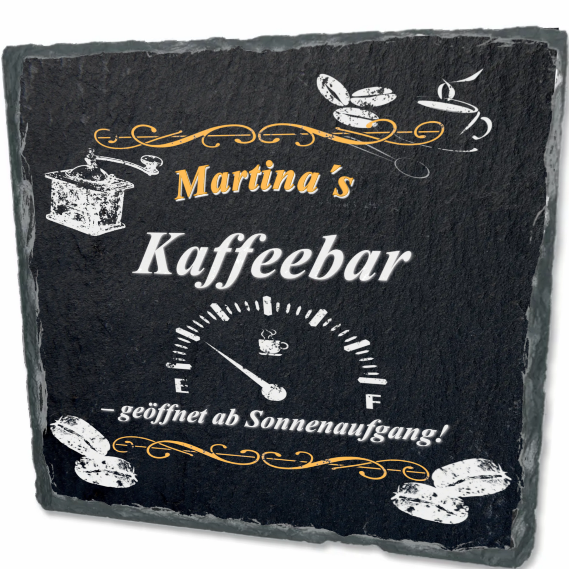 personalisierte-schieferplatte-15x15cm-quadratisch-schwarz-mit-name-und-spruch-geöffnet-ab-sonnenaufgang-und motiven-wie-kaffeebohnen-und-kaffeemühle-und-einer-fast-leeren-tankanzeige