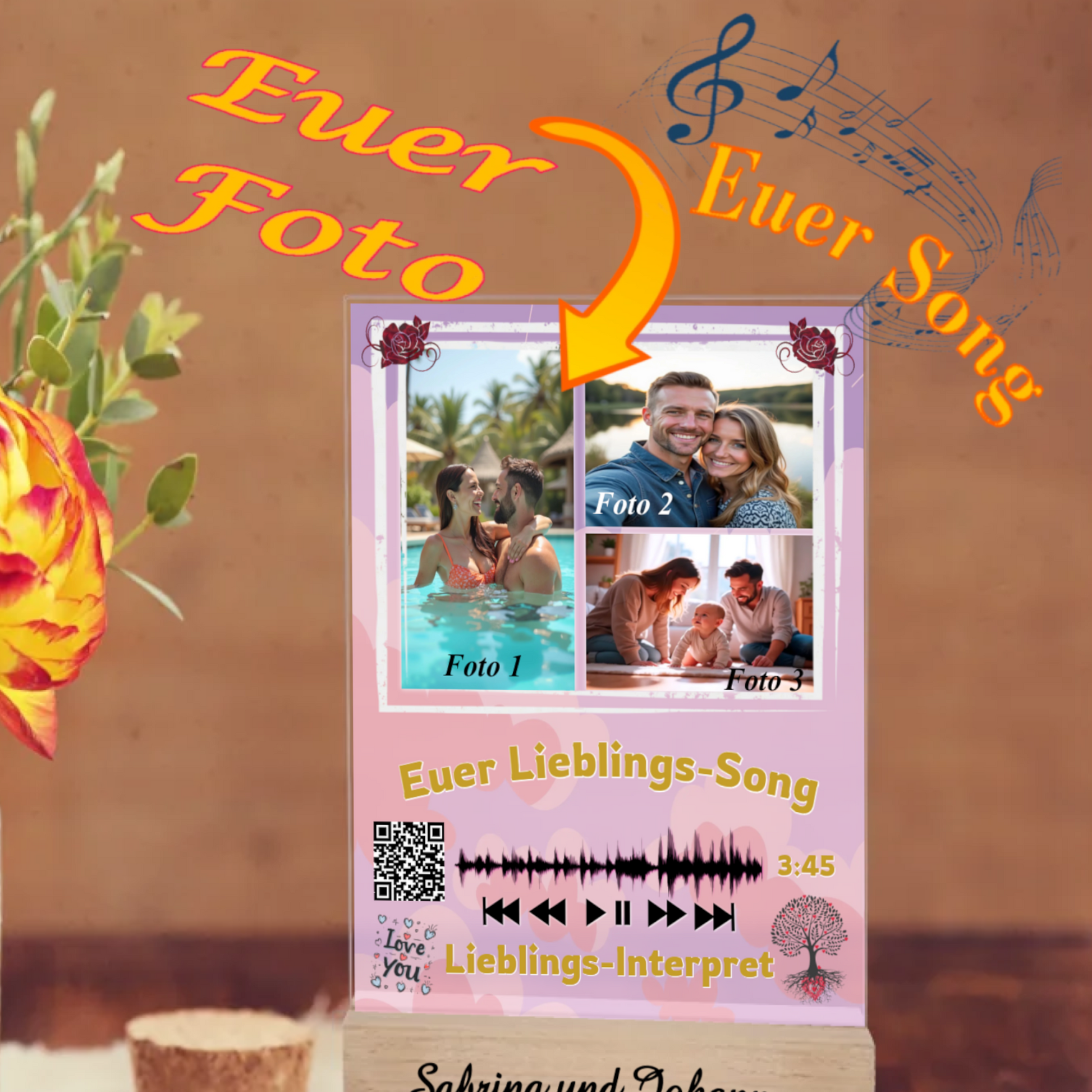 wichtelgeschenk-acrylglas-15x20cm-mit-graviertem-standfuss-aus-echtholz-mit-hinweis-zu-personalisierung-acrylglas-mit-3-fotos-und-ausgewähltem-songtitel-und-interpret-mit-qr-code-design-hintergrund-pastell-rosa-in-verschiedenen-farbtoenen-standfss-graviert-mit-namen-oder-wunschtext-acrylaufsteller-steht-auf-rustikalem-holztisch-neben-einer-rose