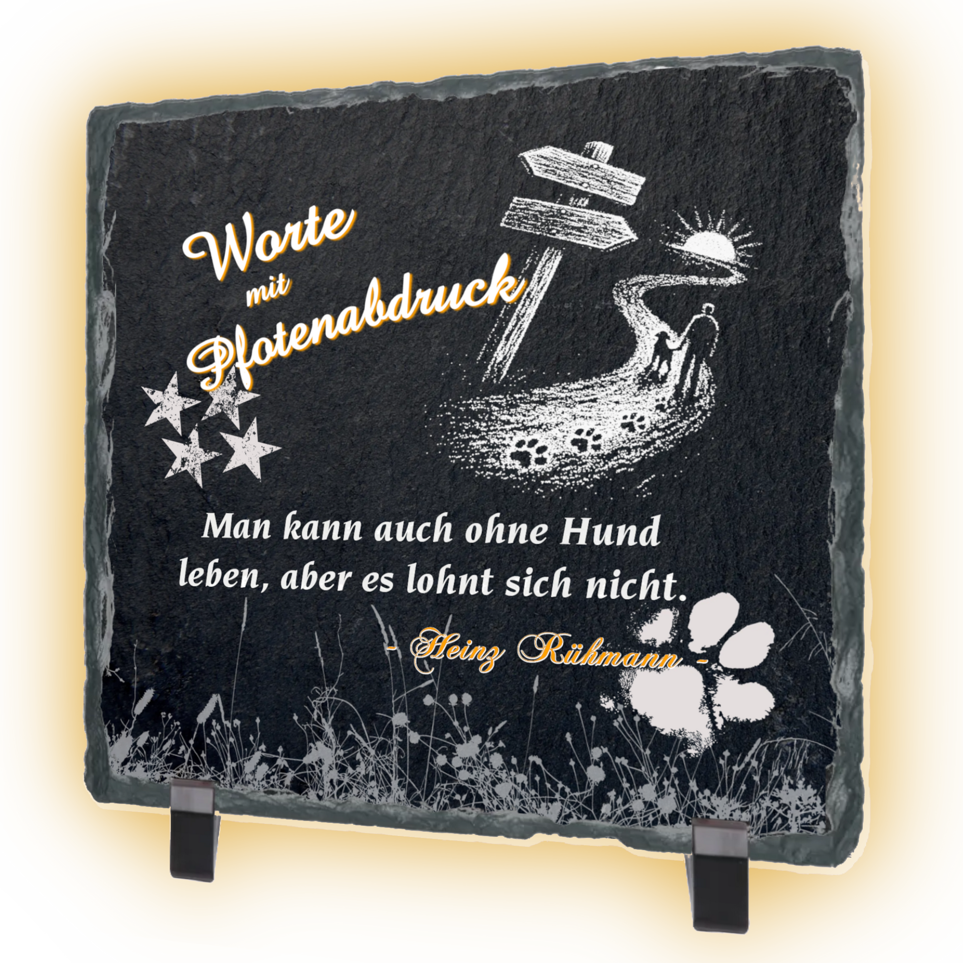 wichtelgeschenk-schieferplatte-15x15cm-schwarz-mit-standfuss-mit-waehlbarem-kurzem-hunde-zitat-in-weißer-schrift-und-motiv-silouette-mann-mit-hund-auf-einem-weg-darueber-schriftzug-worte-mit-pfotenabdruck