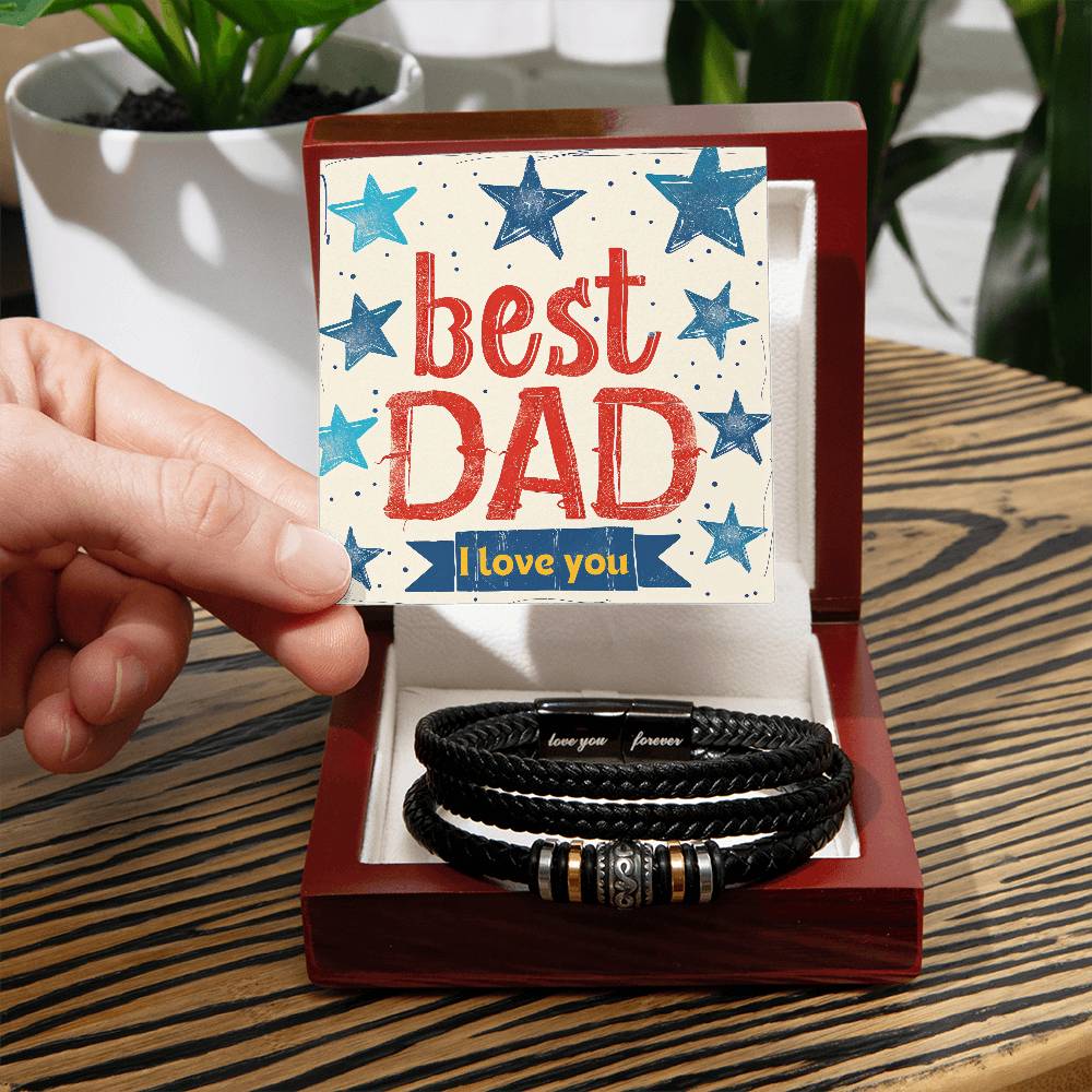 schwarzes-kunstleder-armband-mit-silbernen-perlen-und schwarzen-akzenten-in-der-geöffneten-luxusbox-aus-holz-mit-led-darüber-wird-die-grußkarte-best-dad-i-love-you-präsentiert