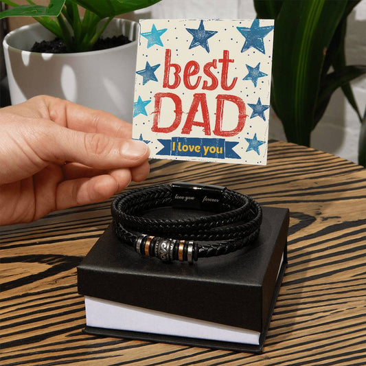 schwarzes-kunstleder-armband-mit-silbernen-perlen-und schwarzen-akzenten-auf-der-stanardbox-in den farben-schwarz-und-weiß-darüber-wird-die-grußkarte-best-dad-i-love-you-präsentiert
