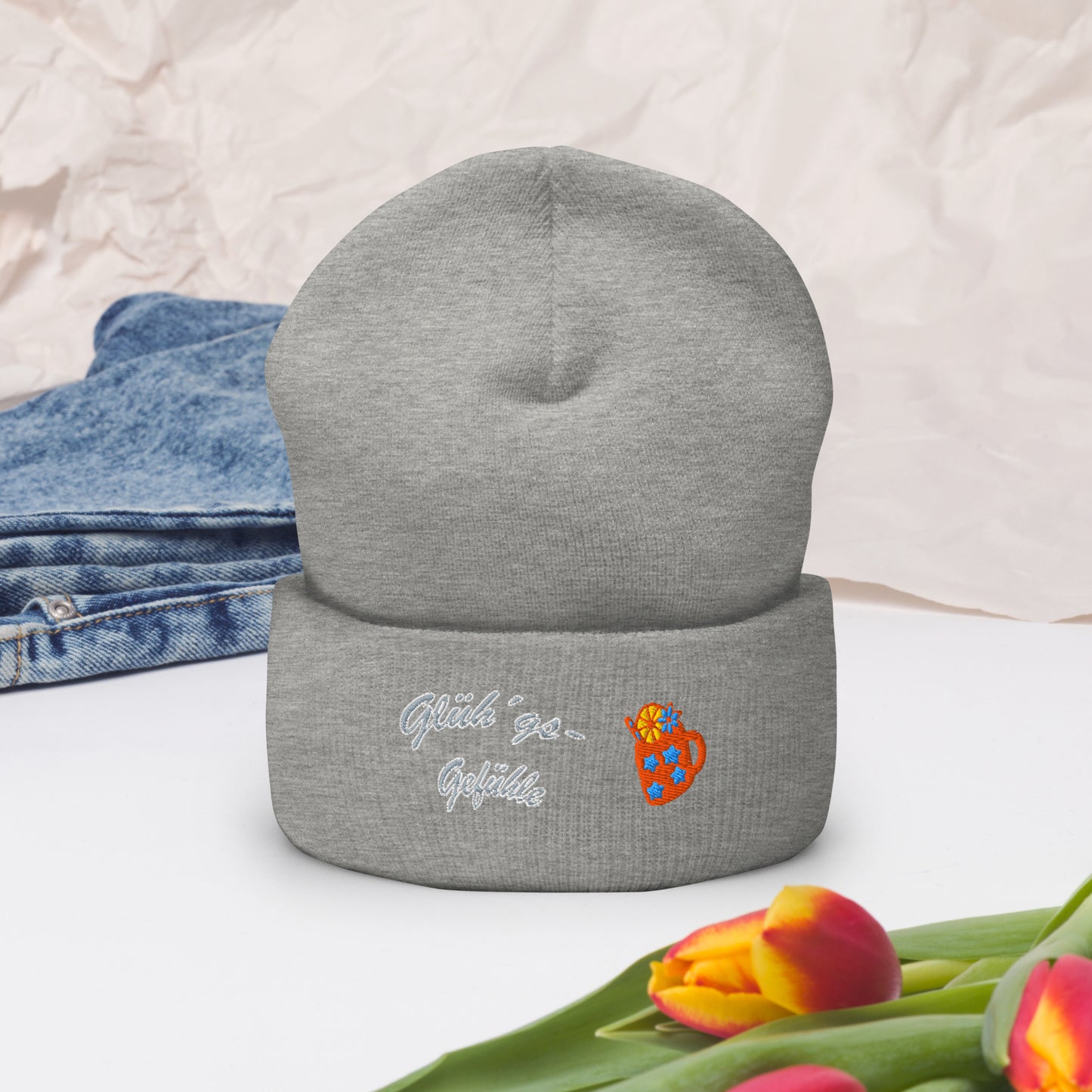 muetze-beanie-bestickt-mit-motiv-glühg´s-gefühle-tasse-hellgrau