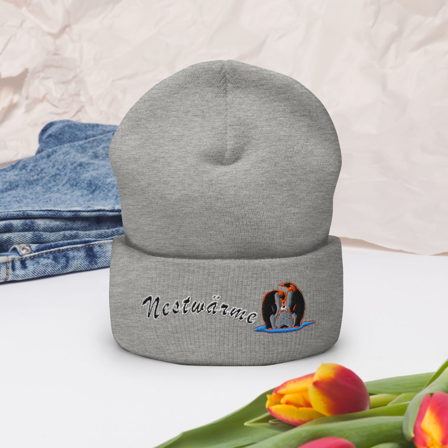 muetze-beanie-bestickt-mit-motiv-nestwaerme-pinguin-hellgrau