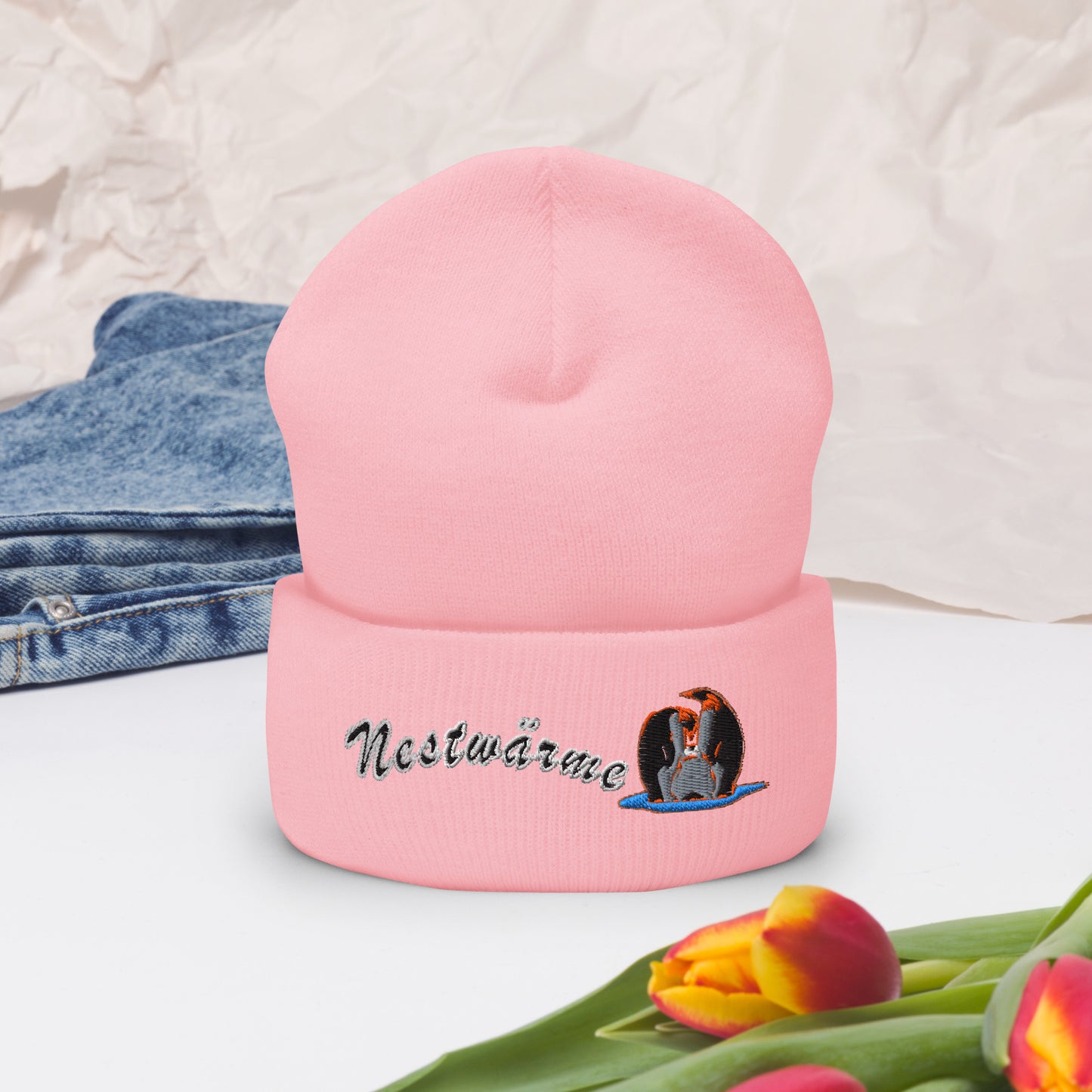 muetze-beanie-bestickt-mit-motiv-nestwaerme-pinguin-pink