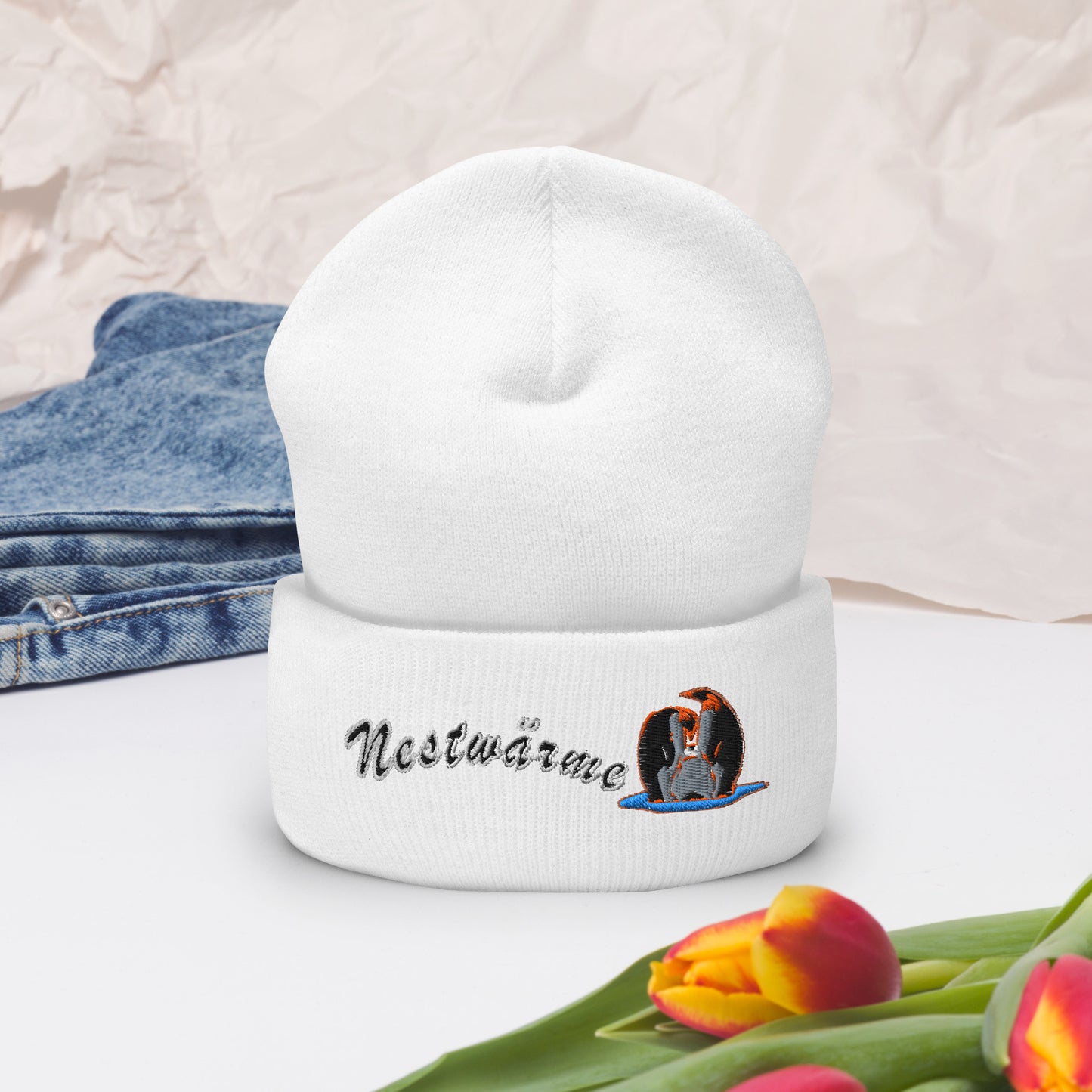 muetze-beanie-bestickt-mit-motiv-nestwaerme-pinguin-weiß