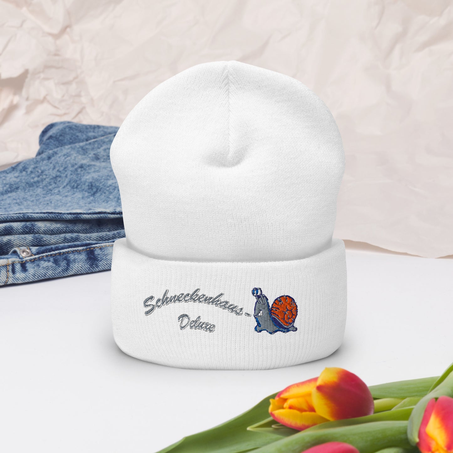 muetze-beanie-bestickt-mit-motiv-schneckenhaus-deluxe-schnecke-weiß