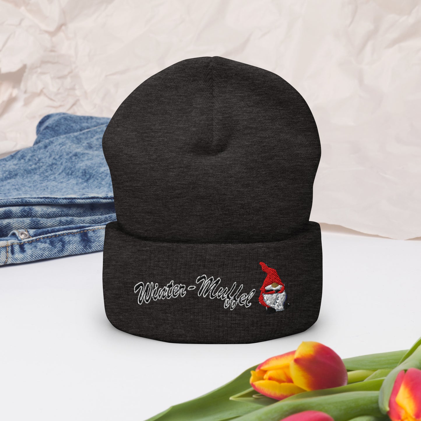 muetze-beanie-bestickt-mit-motiv-wintermuffel-wichtel-dunkelgrau