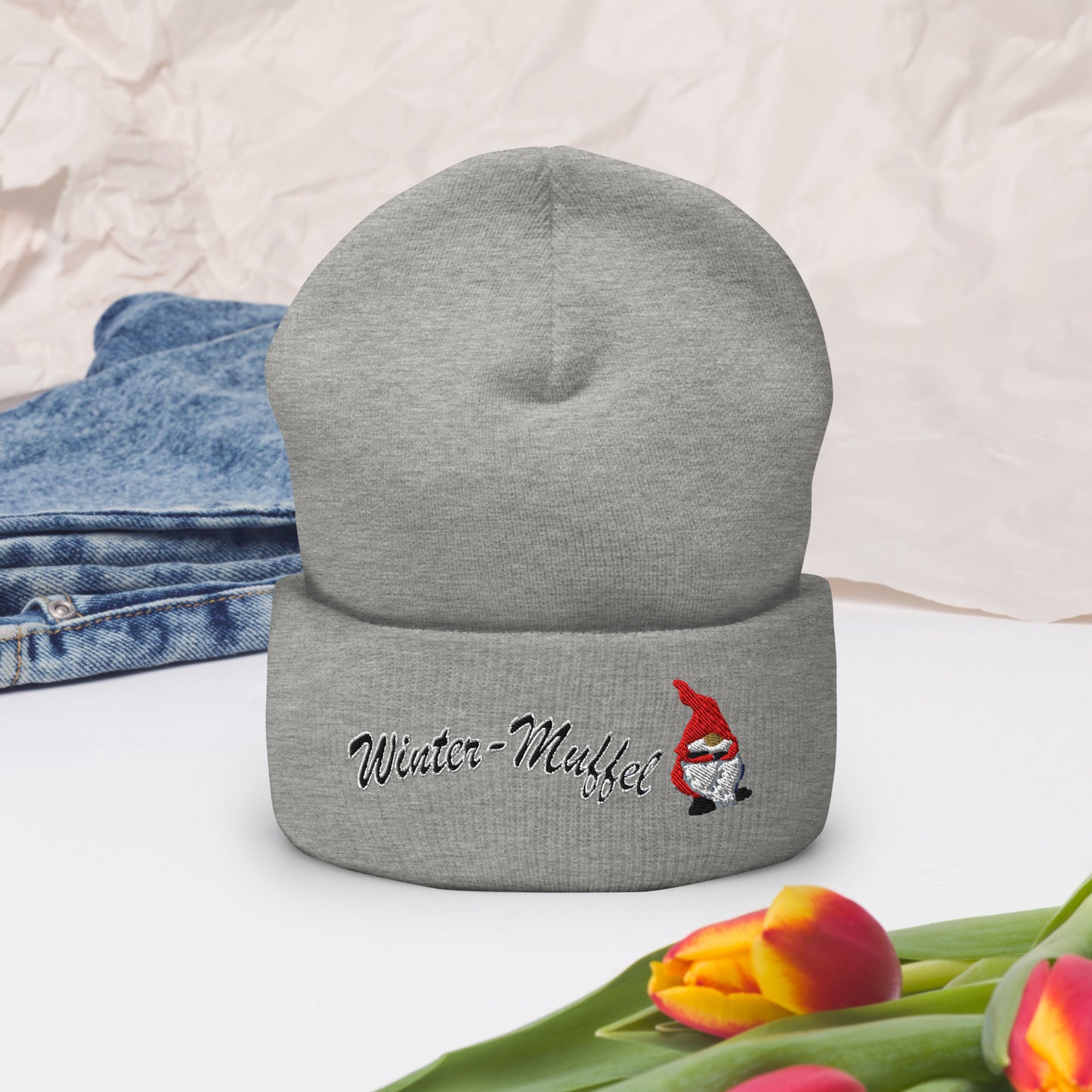 muetze-beanie-bestickt-mit-motiv-wintermuffel-wichtel-hellgrau