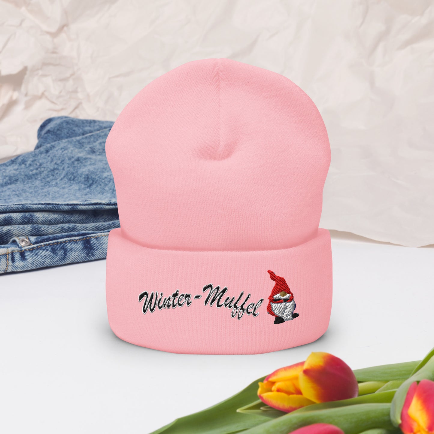 muetze-beanie-bestickt-mit-motiv-wintermuffel-wichtel-pink