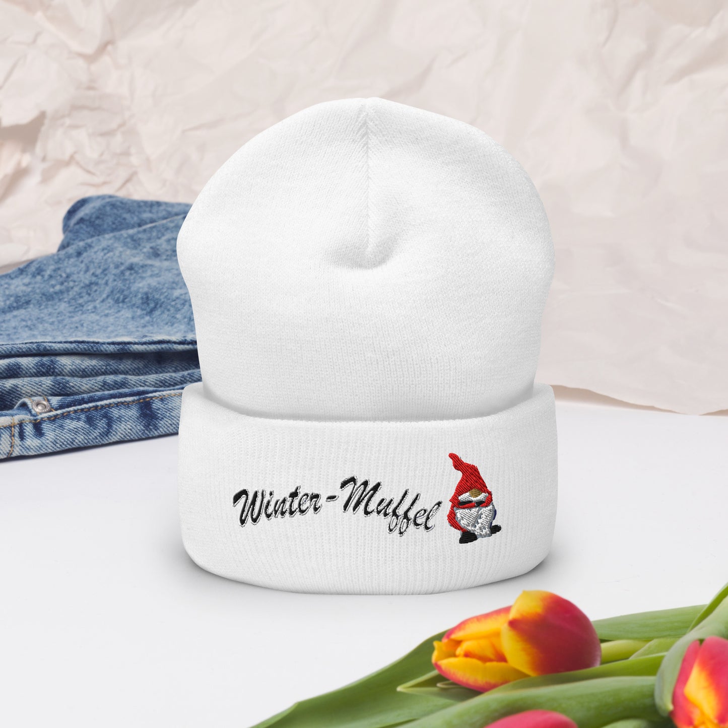 muetze-beanie-bestickt-mit-motiv-wintermuffel-wichtel-weiß