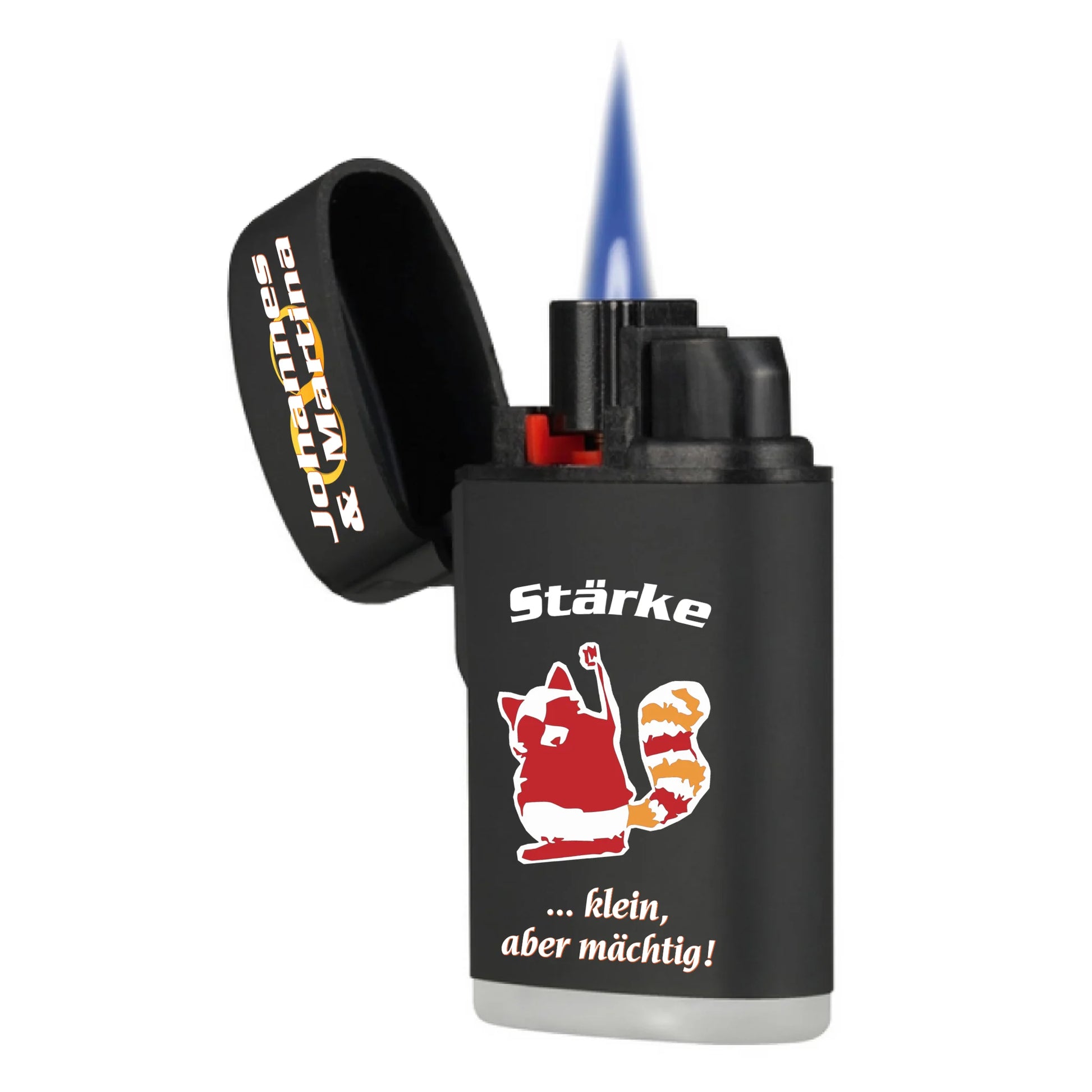 jetflame-feuerzeug-schwarz-mit-deckel-geoeffnet-nikolausgeschenk-kollegen-personalisierbar-mit-namen-und-charaktereigenschaft-dazu-erscheint-ein-passendes-motiv-hier-waschbär-in-rot-orange-und-weißer-text-staerke-klein-aber-maechtig