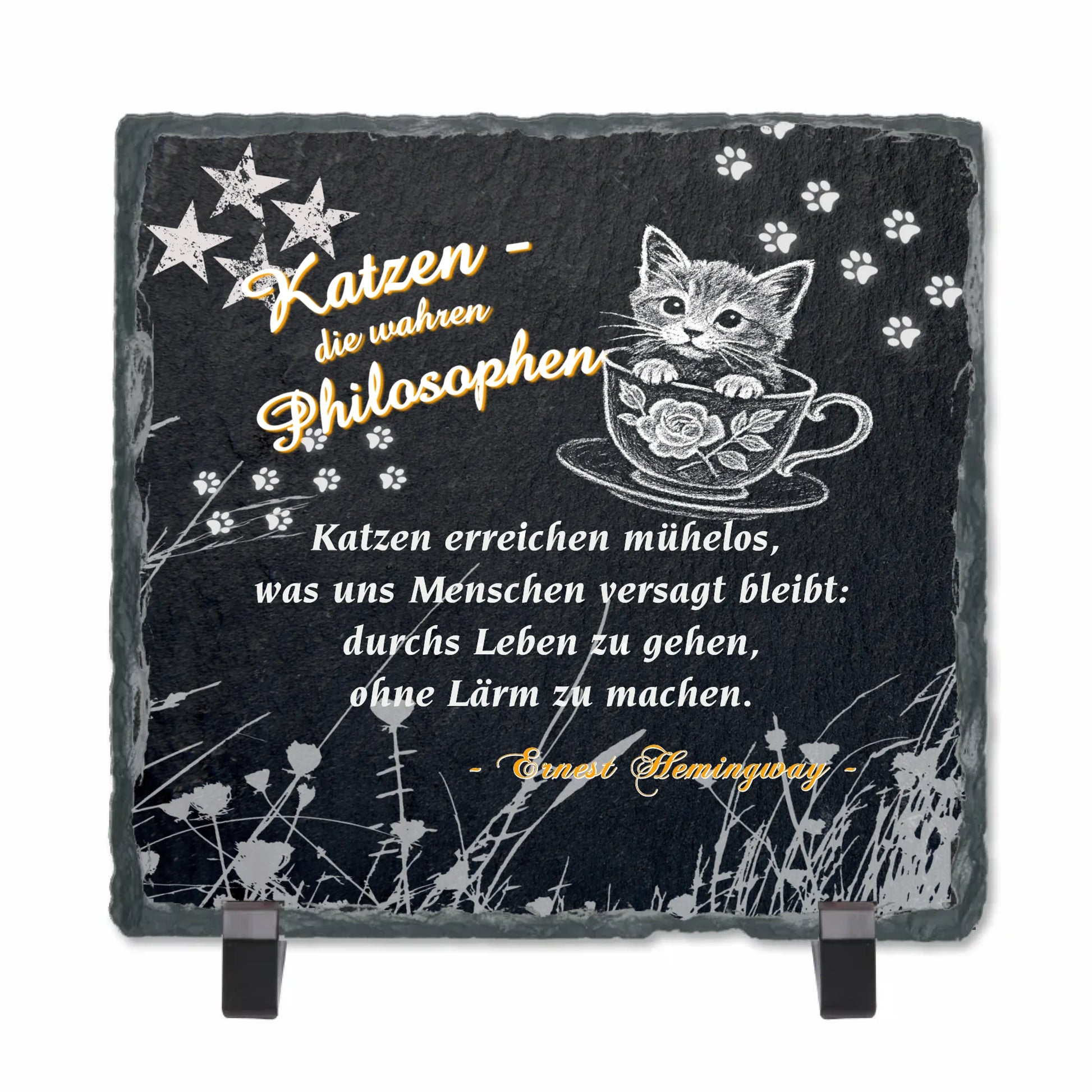 schieferplatte-15x15cm-schwarz-mit-standfuss-weihnachtsgeschenk-gestaltet-mit-einem-von-sechs-berühmten-zitaten-über-katzen-design-mit-weißem-katzenmotiv-suesse-katze-in-tasse-weisse-pfotenabdruecke-und-sterne-in-den-oberen-ecken