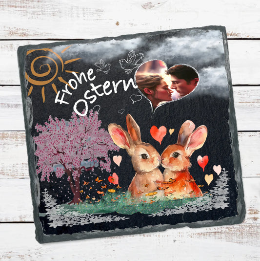 schwarze-schieferplatte-15x15cm-mit-gebrochenem-rand-und-bunten-motiven-osterhasen-blüten-schmetterlinge-personalisierbar-mit-eigenem-foto-in-herzform