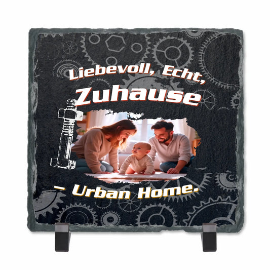 personalisierte-schieferplatte-schwarz-15x15cm-mit-standfuß-im-industrial-look-mit-foto-und-spruch-liebevoll-echt-zuhause-urban-home-und-mit-motiven-wie-zahnräder-und-schraube-als-weihnachtsgeschenk-fuer-deinen-partner