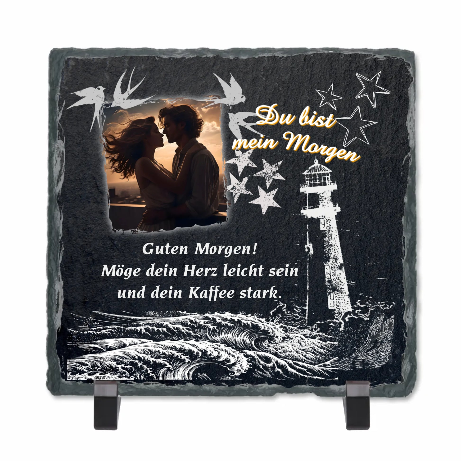 schieferplatte-quadratisch-15x15cm-mit-standfuß-weihnachtsgeschenk-freund-personalisiert-mit-foto-und-einem-aus-sechs-liebevollen-spruechen-design-in-weiß-mit-motiv-leuchtturm-in-brandung-schwalben-am-rand-des-fotos