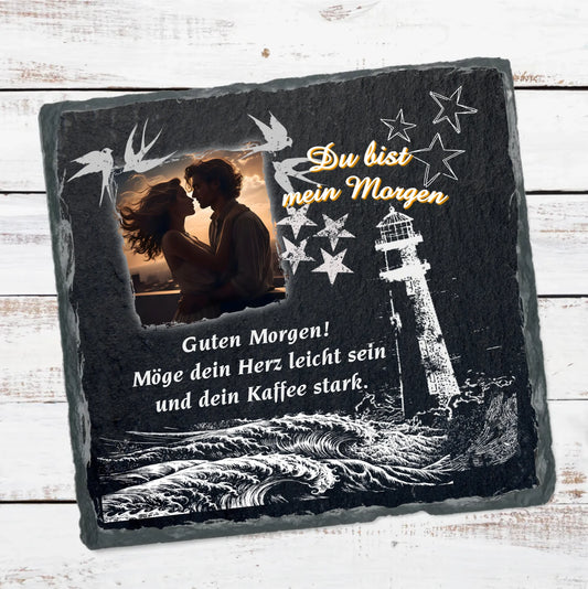 schieferplatte-quadratisch-15x15cm-weihnachtsgeschenk-freund-personalisiert-mit-foto-und-einem-aus-sechs-liebevollen-spruechen-design-in-weiß-mit-motiv-leuchtturm-in-brandung-schwalben-am-rand-des-fotos