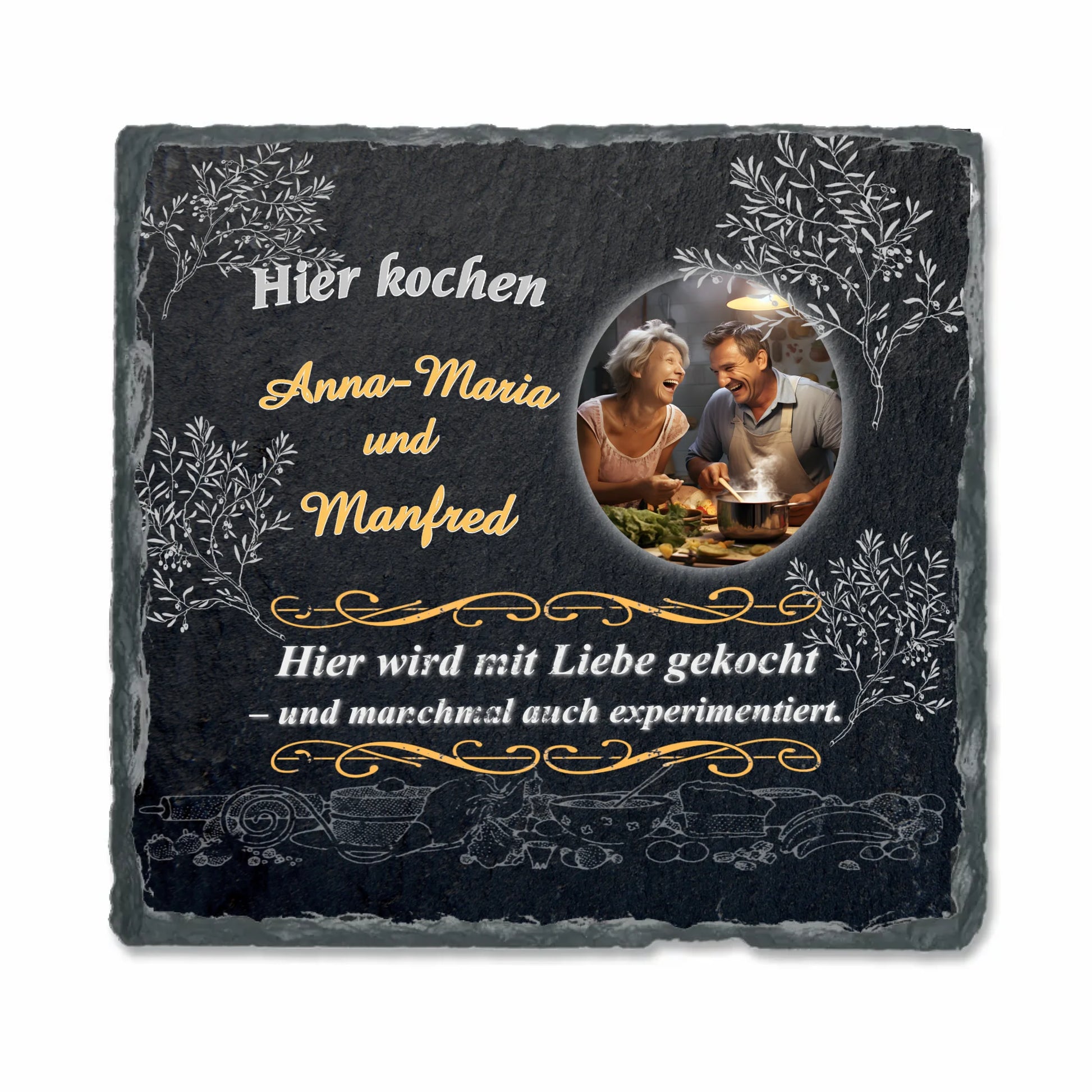 personalisierte-schieferplatte-quadrat-15x15-cm-mit-foto-und-namen-und-spruch-hier-wird-mit-liebe-gekocht