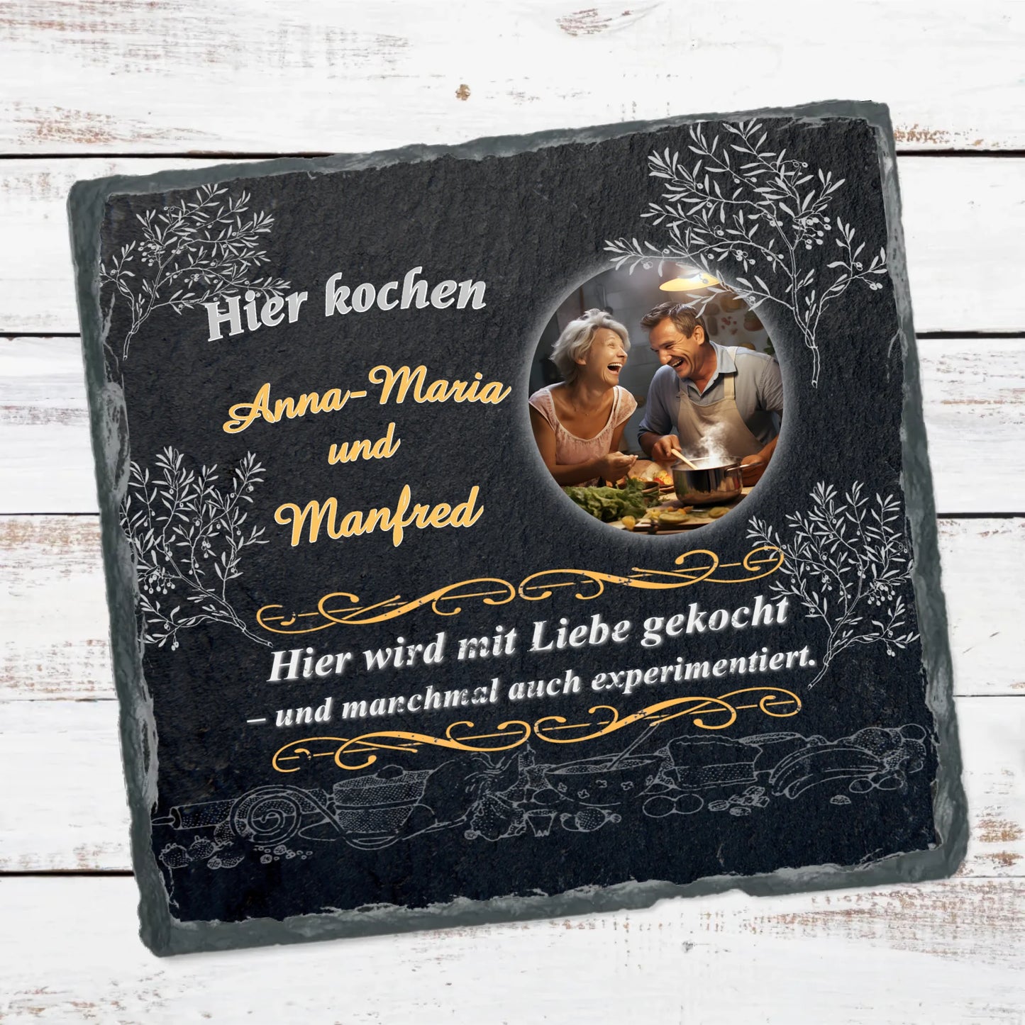 personalisierte-schieferplatte-quadrat-15x15-cm-mit-foto-und-namen-und-spruch-hier-wird-mit-liebe-gekocht