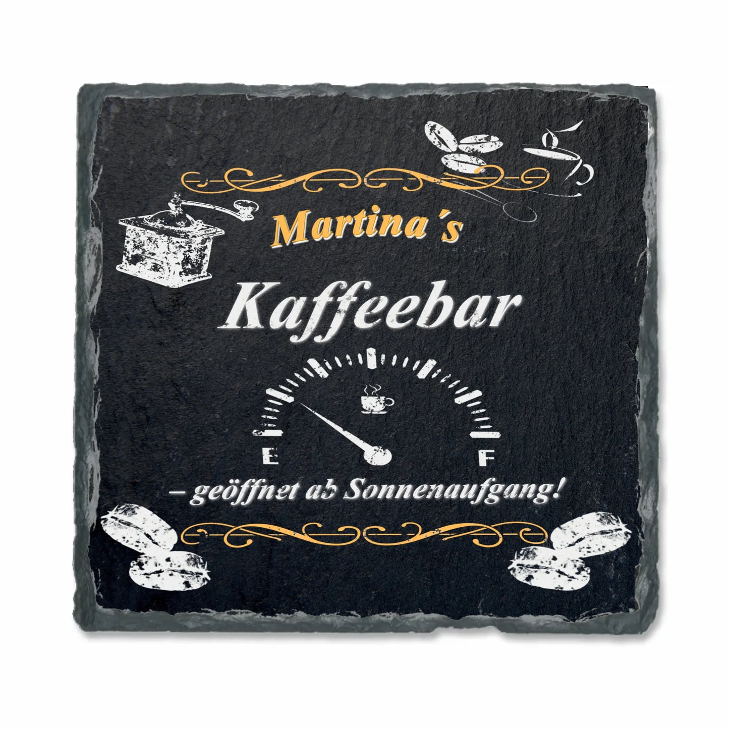 personalisierte-schieferplatte-quadratisch-schwarz-mit-name-und-spruch-geöffnet-ab-sonnenaufgang-und motiven-wie-kaffeebohnen-und-kaffeemühle-und-einer-fast-leeren-tankanzeige