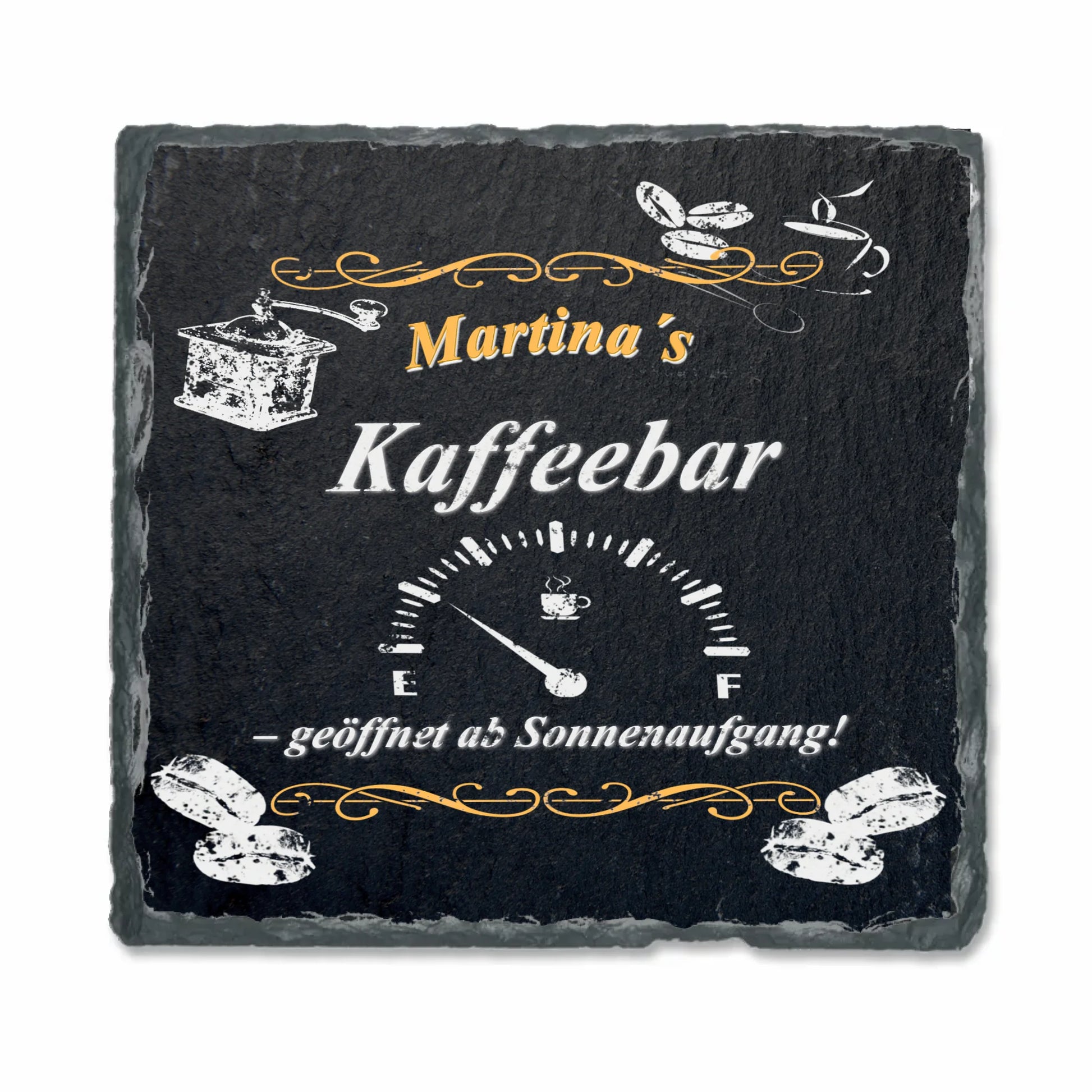 personalisierte-schieferplatte-quadratisch-schwarz-mit-name-und-spruch-geöffnet-ab-sonnenaufgang-und motiven-wie-kaffeebohnen-und-kaffeemühle-und-einer-fast-leeren-tankanzeige