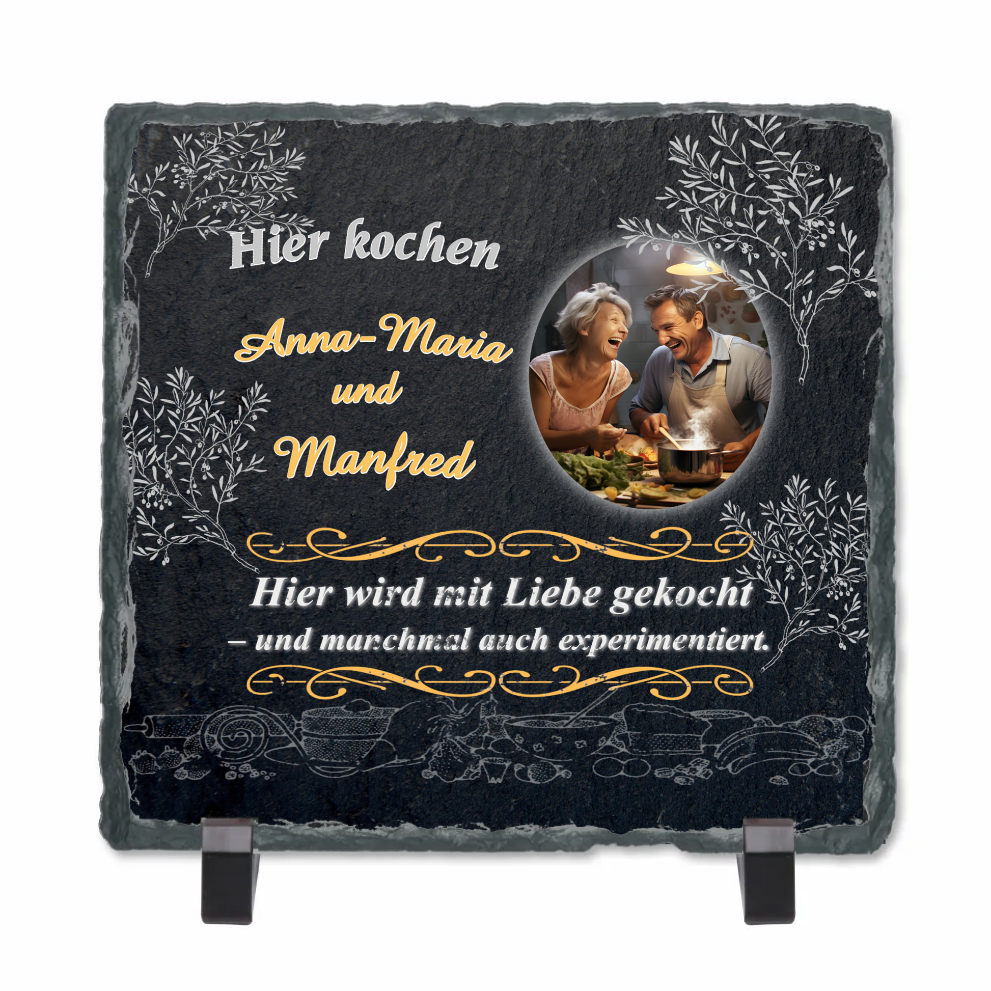 personalisierte-schieferplatte-mit-standfuß-quadrat-15x15-cm-mit-foto-und-namen-und-spruch-hier-wird-mit-liebe-gekocht