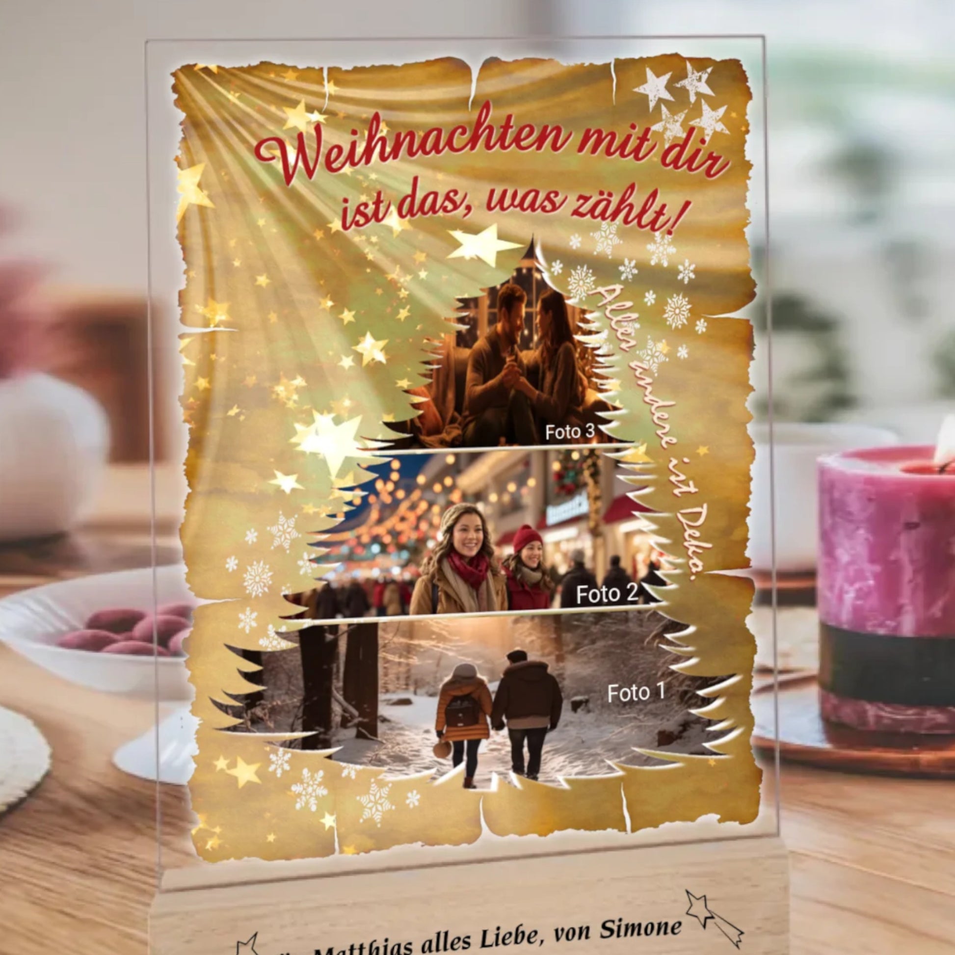 fotoaufsteller-acryl-15x20cm-mit-graviertem-standfuss-geschenkidee-mann-acrylglas-mit-3-teiliger-foto-collage-in-tannenbaum-form-darueber-schriftzug-weihnachten-mit-dir-ist-das-was-zaehlt-und-neben-der-collage-steht-alles-andere-ist-deko-mit-einem-hintergrund-optik-goldenes-papier-mit-sternen-und-schneeflocken-fotoaufsteller-steht-auf-holztisch-neben-einer-rose