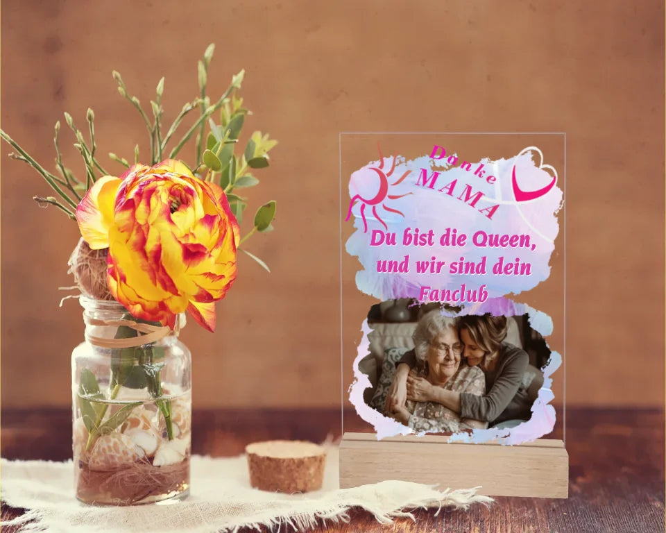 acrylaufsteller-danke-mama-auf-tisch-neben-einer-rose