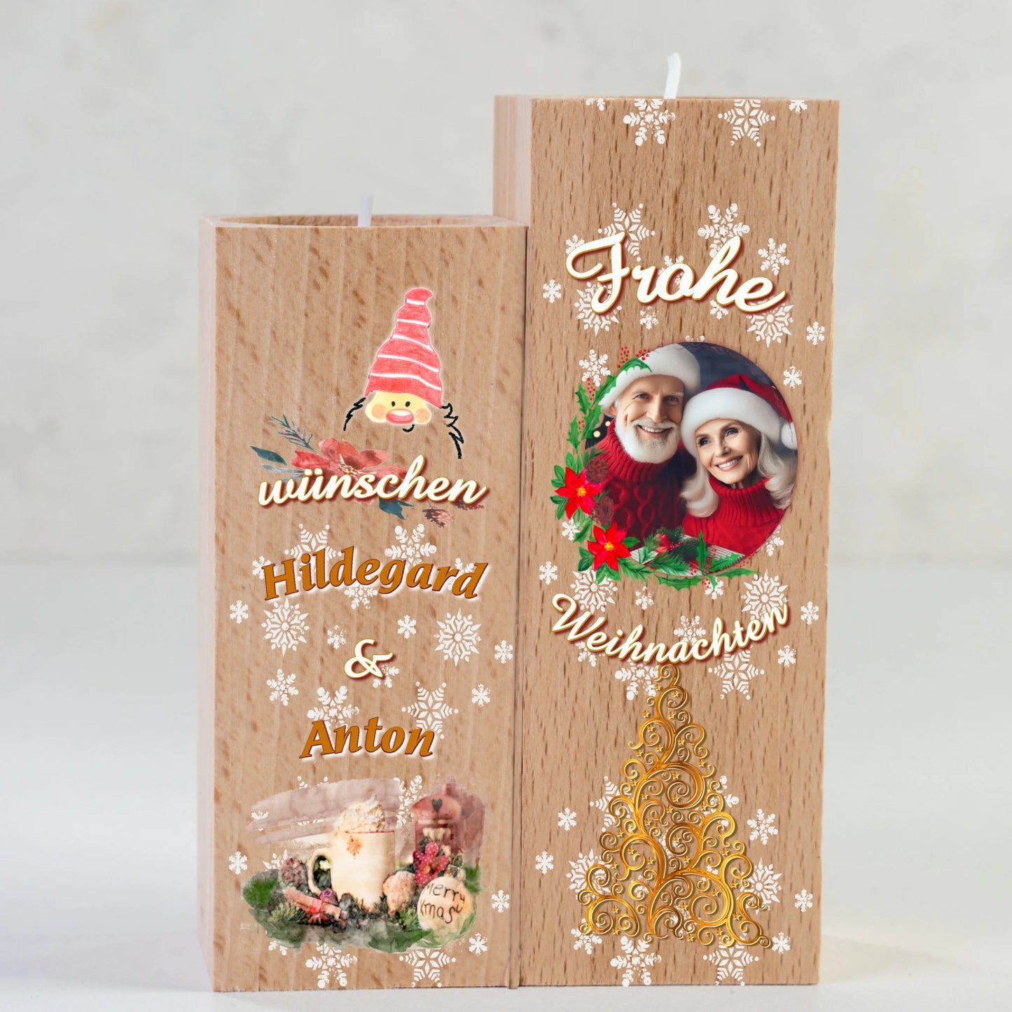 teelichthalter-massiv-holz-2er-set-4,5x4,5cm-12-und-14cm-hoch-personalisiert-mit-foto-und-zwei-namen-weihnachtliches-design-kerzenhalter-rechts-mit-schriftzug-frohe-ueber-dem-foto-mit-ovalem-rahmen-aus-zweigen-darunter-schriftzug-weihnachten-ganz-unten-weihnachtsbaum-ornament-in-gold-design-kerzenhalter-links-wichtelkopf-mit-roter-muetze-darunter-schriftzug-wuenschen-und-die-beiden-personalisierten-namen-ganz-unte-weihnachtliches-gedeck-in-aquarell-optik-teelichhalter-wird-in-nahaufnahme-gezeigt