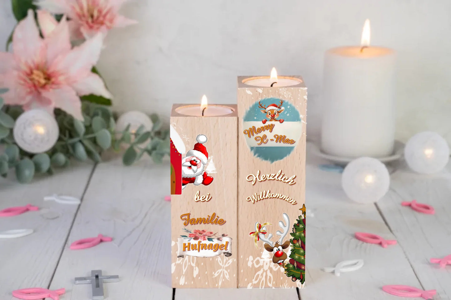 teelichthalter-massiv-holz-2er-set-4,5x4,5cm-12-und-14cm-hoch-personalisiert-mit-familiennamen-weihnachtliches-design-im-comic-style-kerzenhalter-rechts-mit-schneeflocken-oben-ein-rentier-mit-banner-und-schriftzug-merry-x-mas-darunter-schriftzug-herzlich-willkommen-und-ganz-unten-ein-lustiges-rentier-schaut-hinter-weihnachtsbaum-hervor-kerzenhalter-links-oben-winkt-ein-weihnachtsmann-darunter-der schriftzug-bei-familie-personalisierter-familienname-teelichthalter-auf-tisch-dahinter-lilien-und-weisse-kerze