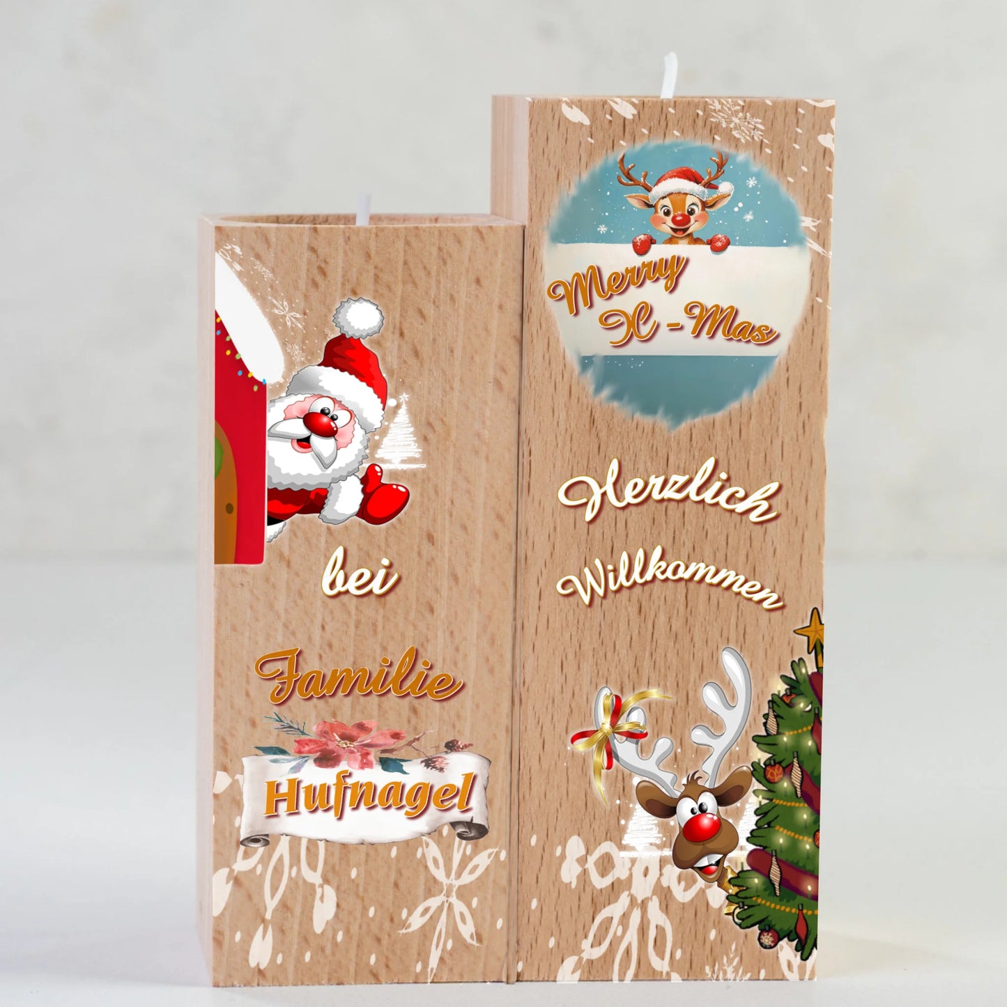 teelichthalter-massiv-holz-2er-set-4,5x4,5cm-12-und-14cm-hoch-personalisiert-mit-familiennamen-weihnachtliches-design-im-comic-style-kerzenhalter-rechts-mit-schneeflocken-oben-ein-rentier-mit-banner-und-schriftzug-merry-x-mas-darunter-schriftzug-herzlich-willkommen-und-ganz-unten-ein-lustiges-rentier-schaut-hinter-weihnachtsbaum-hervor-kerzenhalter-links-oben-winkt-ein-weihnachtsmann-darunter-der schriftzug-bei-familie-personalisierter-familienname-teelichthalter-wird-in-nahaufnahme-gezeigt