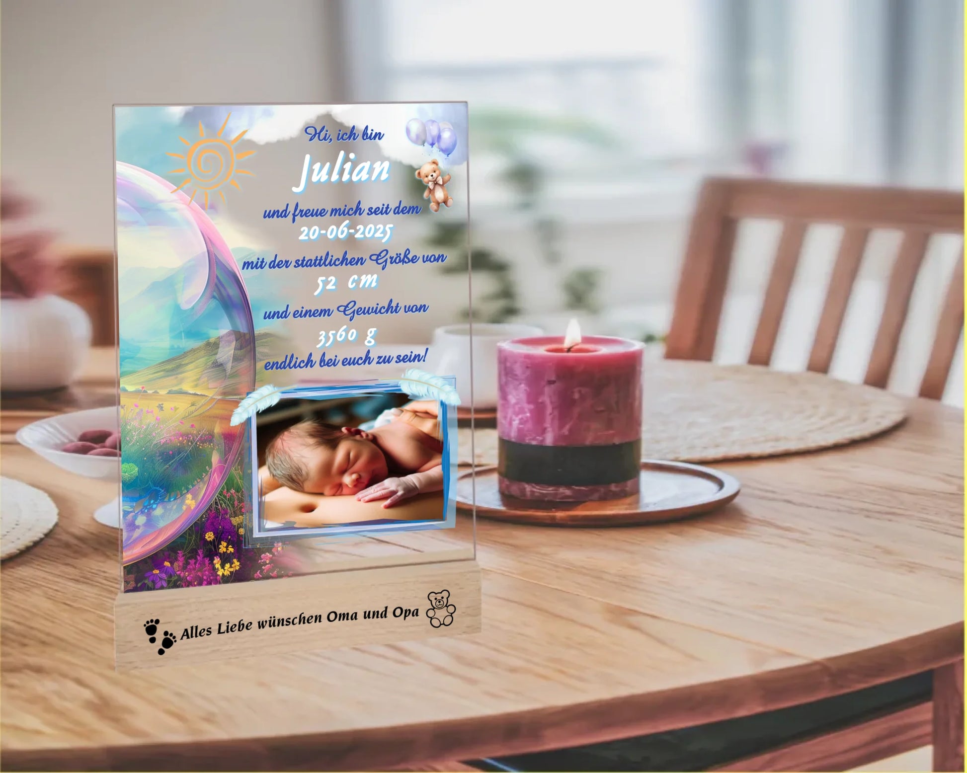 acrylglas-fotoaufsteller-15x20cm-mit-graviertem-standfuß-aus-holz-personalisierter-steckbrief-mit-geburtsdaten-und-foto-hauptfarbe-des-designs-blau-und-pasteltoene-standfuss-mit-wunschtext-graviert-fotoauftseller-steht-auf-esstisch-neben-piner-kerze