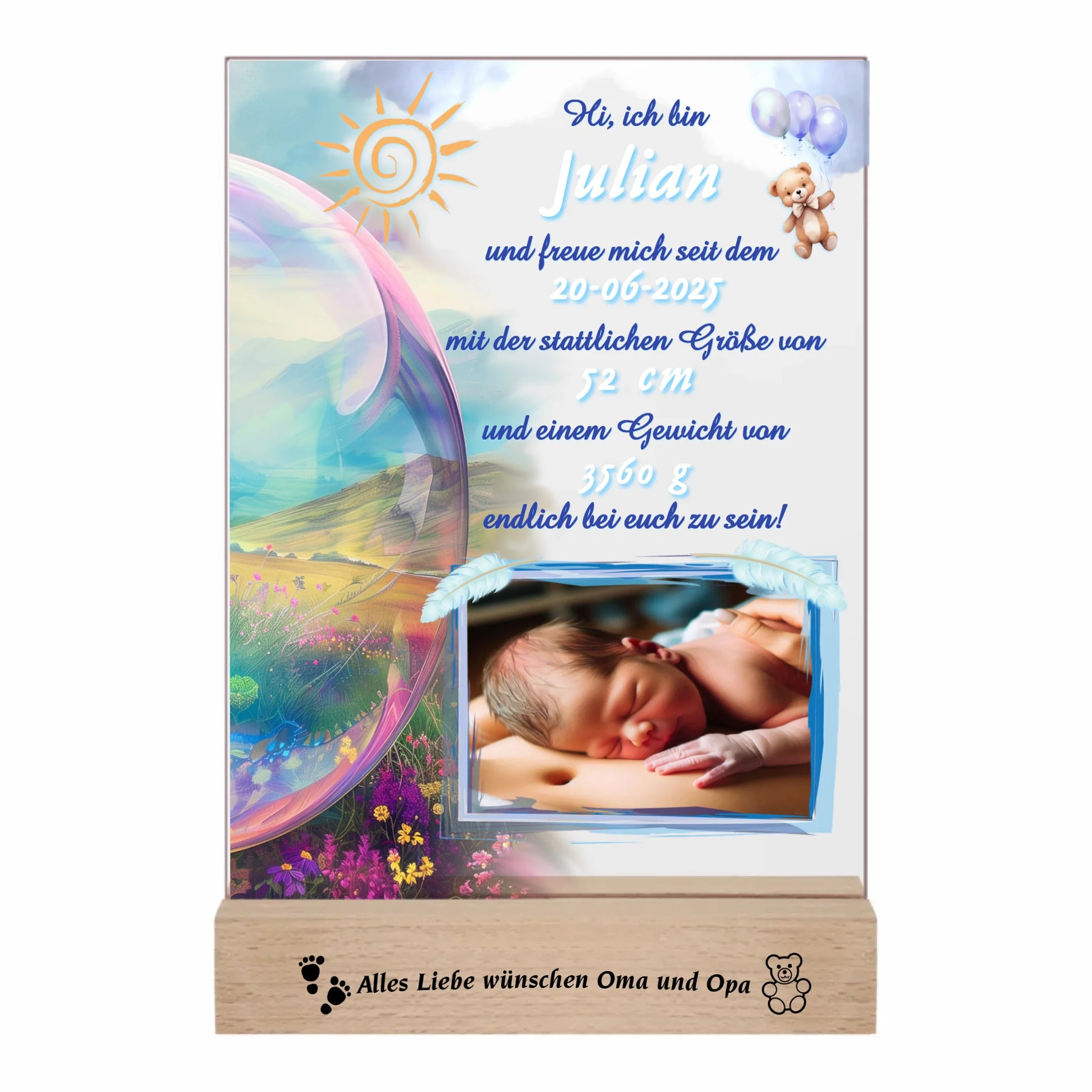 acrylglas-fotoaufsteller-15x20cm-mit-graviertem-standfuß-aus-holz-personalisierter-steckbrief-mit-geburtsdaten-und-foto-hauptfarbe-des-designs-blau-und-pasteltoene-standfuss-mit-wunschtext-graviert