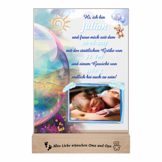 acrylglas-fotoaufsteller-15x20cm-mit-graviertem-standfuß-aus-holz-personalisierter-steckbrief-mit-geburtsdaten-und-foto-hauptfarbe-des-designs-blau-und-pasteltoene-standfuss-mit-wunschtext-graviert