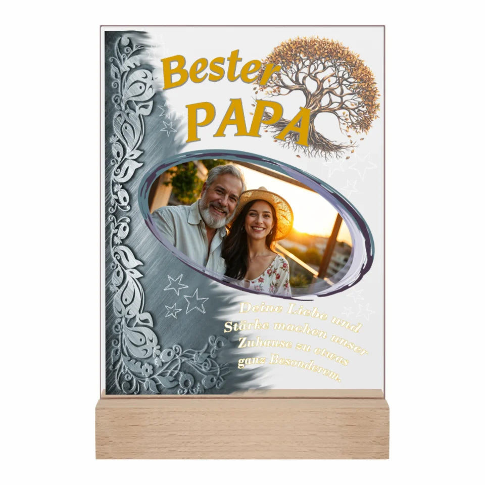 fotoaufsteller-aus-acryl-mit-echtholzsockel-mit-personalisierbaren-foto-silbernen-akzent-auf-der-linken-seite-und-einem-goldgelben-lebensbaum-über-dem-foto-steht-ester-papa-unter-dem-foto-einer-der-fünf-wählbaren-sprüchesteht