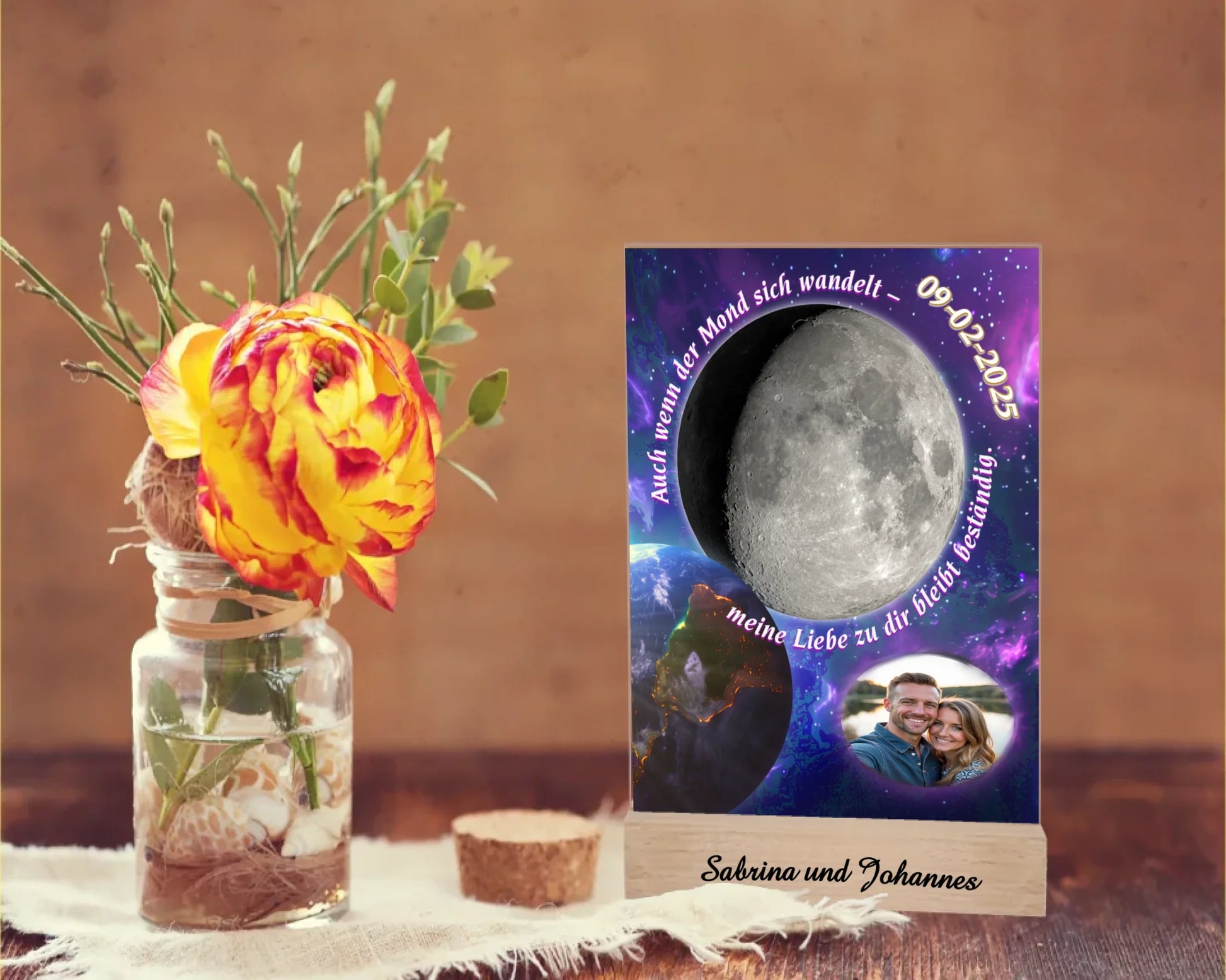 acrylaufsteller-15x20cm-mit-graviertem-holzsockel-nikolausgeschenk-partner-personalisiert-mit-foto-datum-und-bild-der-dazu-passenden-mondphase-im-vordergrund-ist-die-erde-zu-sehen-und-als-hintergrund-dient-ein-weltall-motiv-mit-einem-farbverlauf-von-dunkelblau-bis-violett-um-den-mond-befindet-sich-ein-schriftzug-mit-dem-text-auch-wenn-der-mond-sich-wandelt-meine-liebe-zu-dir-bleibt-beständig-acryllas-steht-mit-einem-gravierten-holzsockel-personalisiert-mit-namen-oder-wunschtext