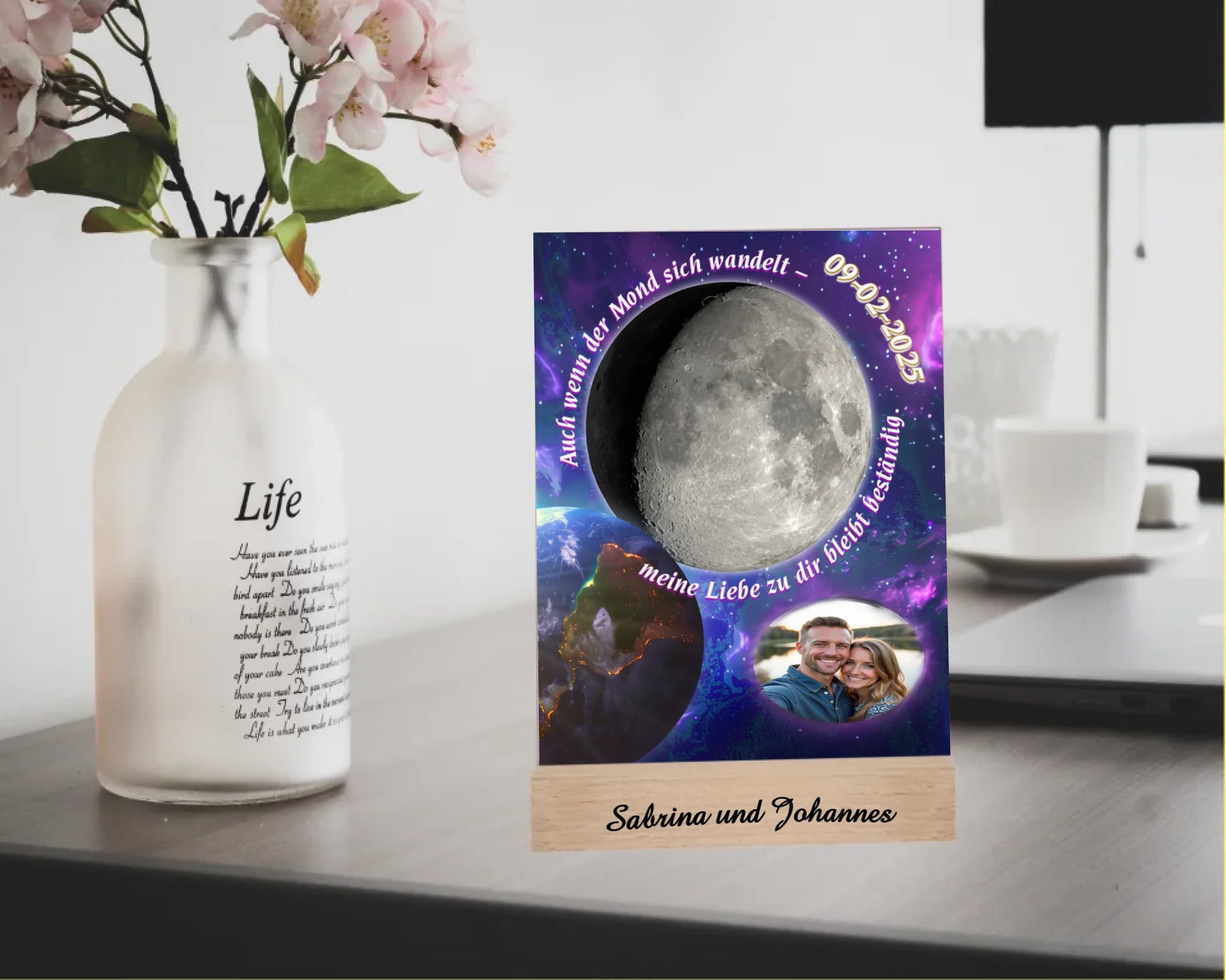 acrylaufsteller-15x20cm-mit-graviertem-holzsockel-nikolausgeschenk-partner-personalisiert-mit-foto-datum-und-bild-der-dazu-passenden-mondphase-im-vordergrund-ist-die-erde-zu-sehen-und-als-hintergrund-dient-ein-weltall-motiv-mit-einem-farbverlauf-von-dunkelblau-bis-violett-um-den-mond-befindet-sich-ein-schriftzug-mit-dem-text-auch-wenn-der-mond-sich-wandelt-meine-liebe-zu-dir-bleibt-beständig-acryllas-steht-mit-einem-gravierten-holzsockel-personalisiert-mit-namen-oder-wunschtext