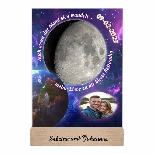 acrylaufsteller-15x20cm-mit-graviertem-holzsockel-nikolausgeschenk-partner-personalisiert-mit-foto-datum-und-bild-der-dazu-passenden-mondphase-im-vordergrund-ist-die-erde-zu-sehen-und-als-hintergrund-dient-ein-weltall-motiv-mit-einem-farbverlauf-von-dunkelblau-bis-violett-um-den-mond-befindet-sich-ein-schriftzug-mit-dem-text-auch-wenn-der-mond-sich-wandelt-meine-liebe-zu-dir-bleibt-beständig-acryllas-steht-mit-einem-gravierten-holzsockel-personalisiert-mit-namen-oder-wunschtext