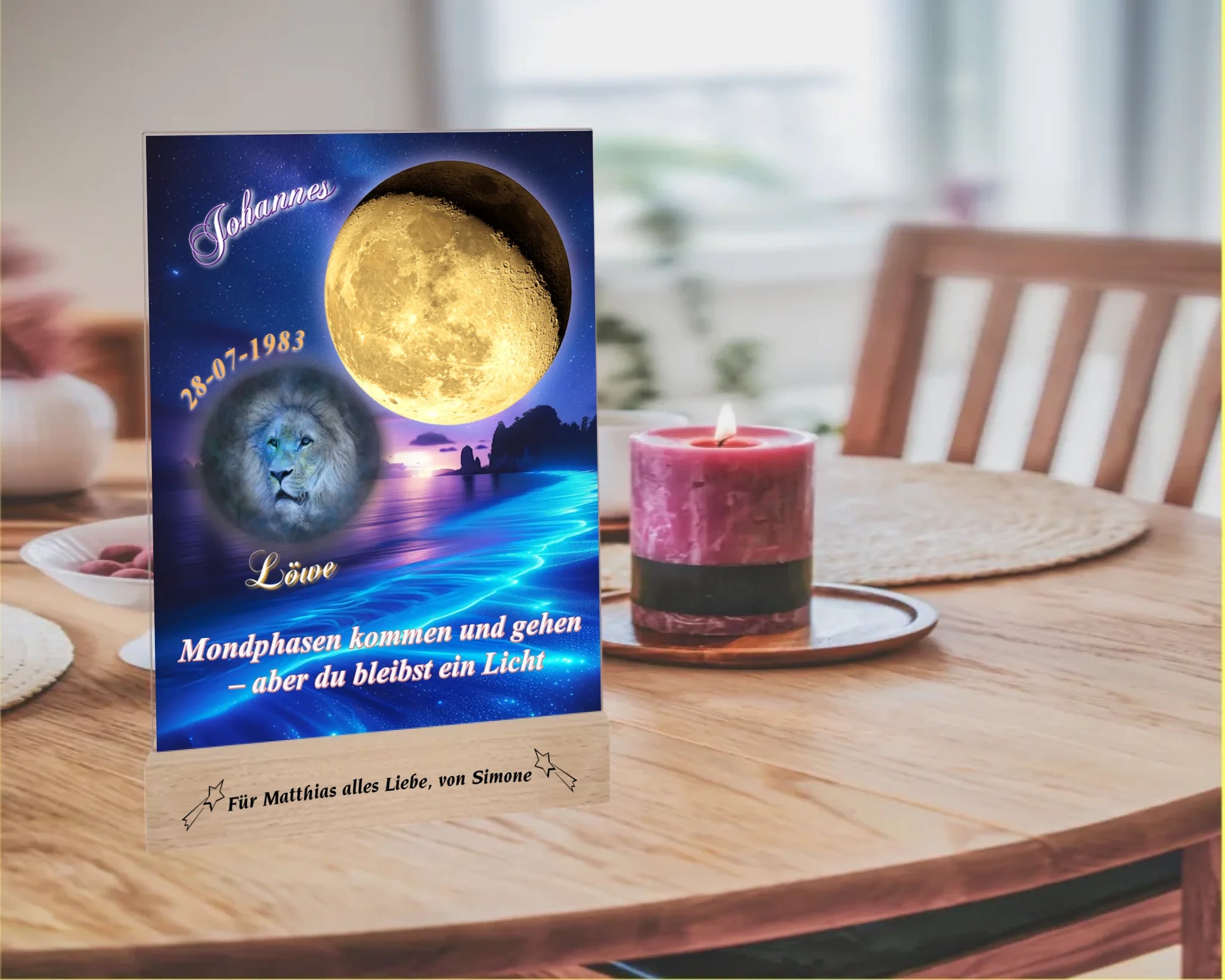 acrylglas-15x20cm-mit-graviertem-holzsockel-design-mit-personalisierter-mondphase-nach-datum-mit-sternzeichen-und-name-kurzer-spruch-monphasen-kommen-und-gehen-aber-du-bleibst-ein-licht-designhintergrund-brandung-meer-in-neon-blau-sternzeichen-ist-hellblau-dargestellt-und-der-mond-golden-acrylglas-steht-auf-esstisch-neben-einer-kerze