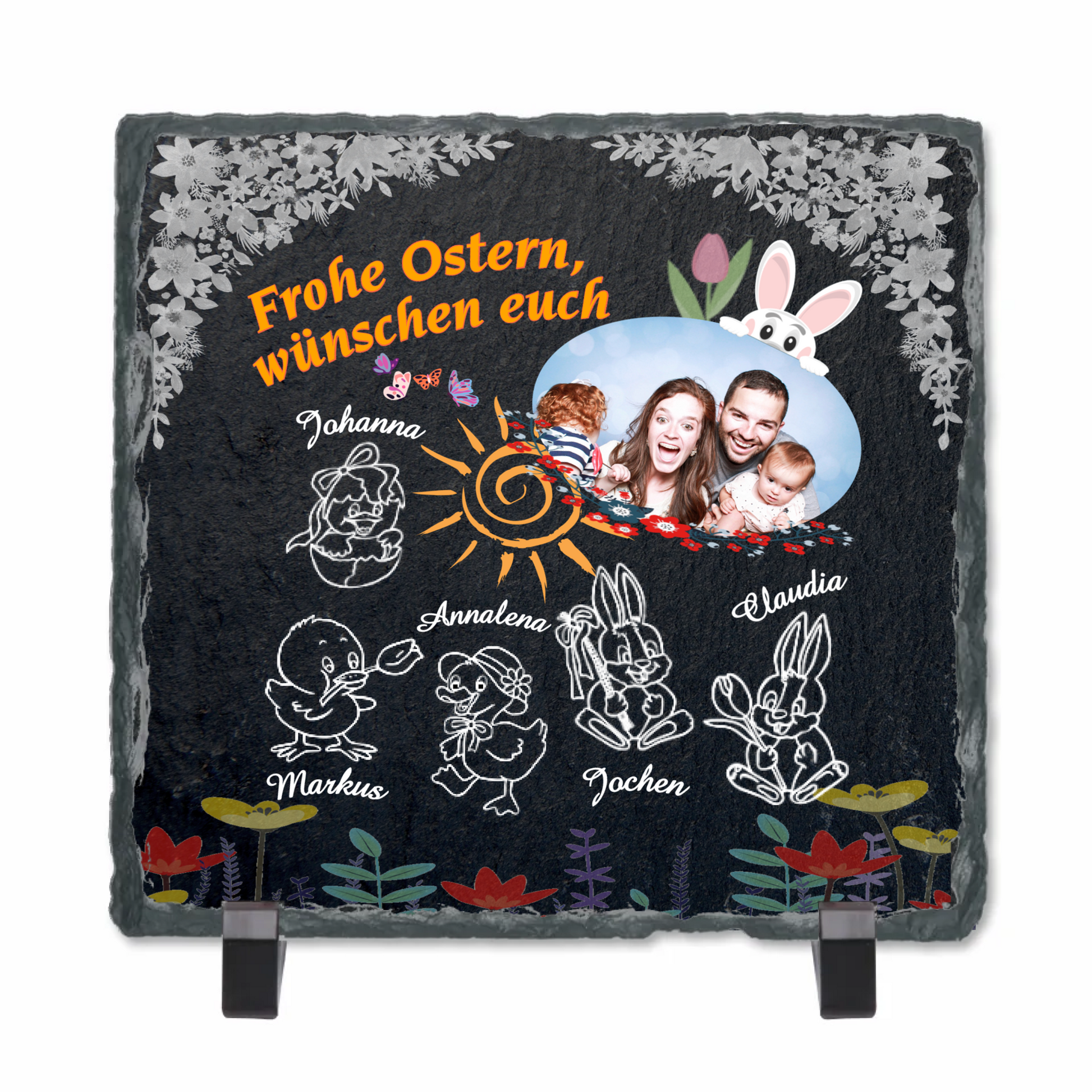 schwarze-schieferplatte-15x15cm-mit-standfuß-gebrochenem-rand-personalisierbar-mit-den-namen-der-familienmitglieder-neben-verschiedenen-charakteren-wie-ente-hase-küken-und-hochgeladenem-foto-hinter-dem-ein-hase-hervorschaut