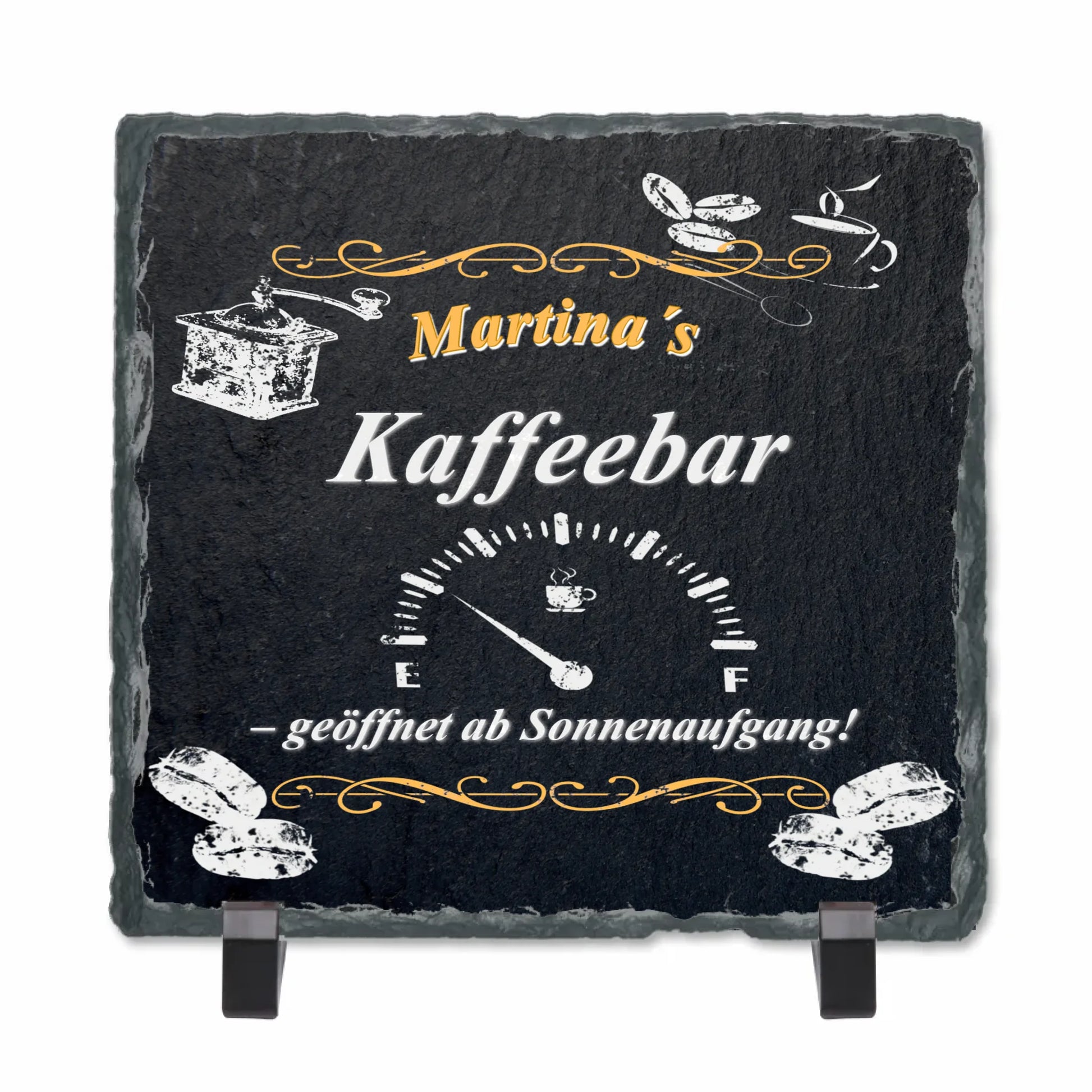 personalisierte-schieferplatte-mit-standfuss-15x15cm-quadratisch-schwarz-mit-name-und-spruch-geöffnet-ab-sonnenaufgang-und motiven-wie-kaffeebohnen-und-kaffeemühle-und-einer-fast-leeren-tankanzeige