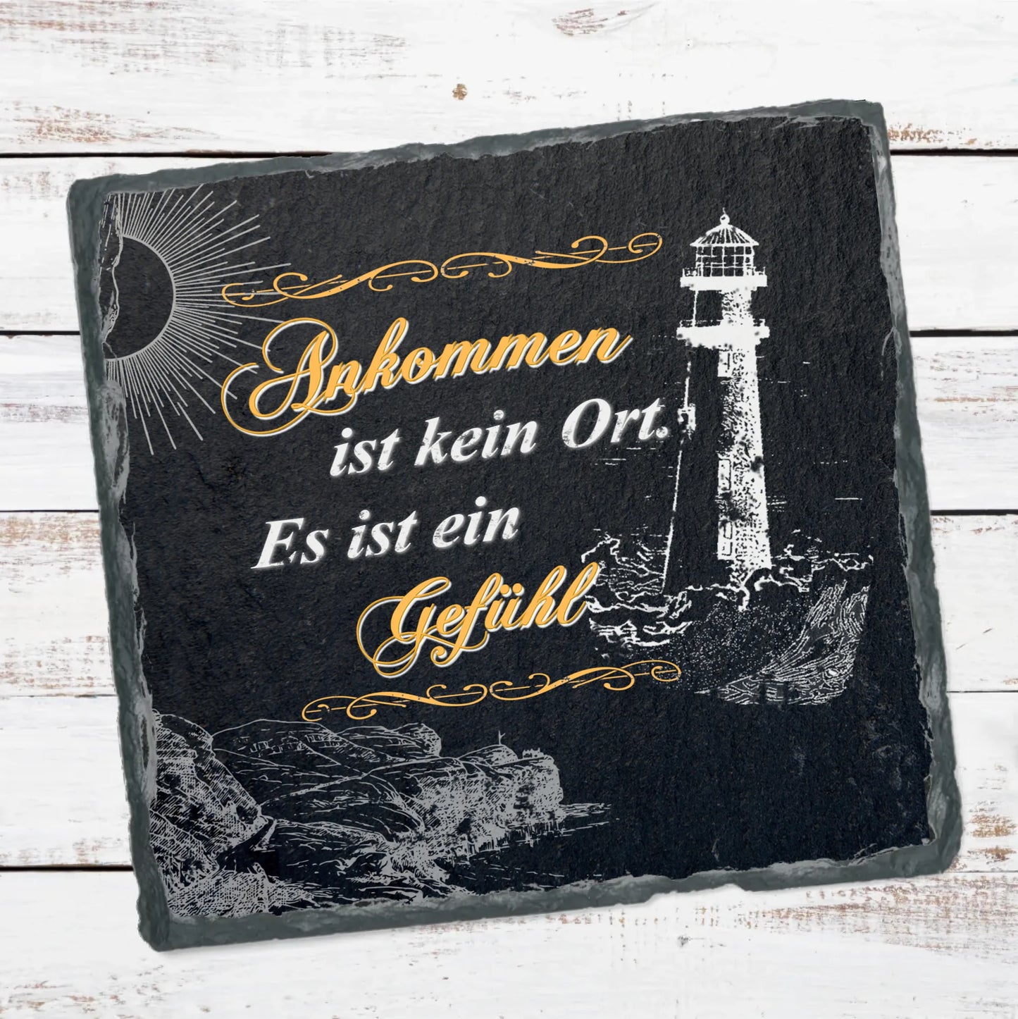 schieferplatte-quadratisch-schwarz-mit-motiv-leuchtturm-und-spruch-ankommen-ist-ein-gefuehl-als-geschenk-für-beste-freundin