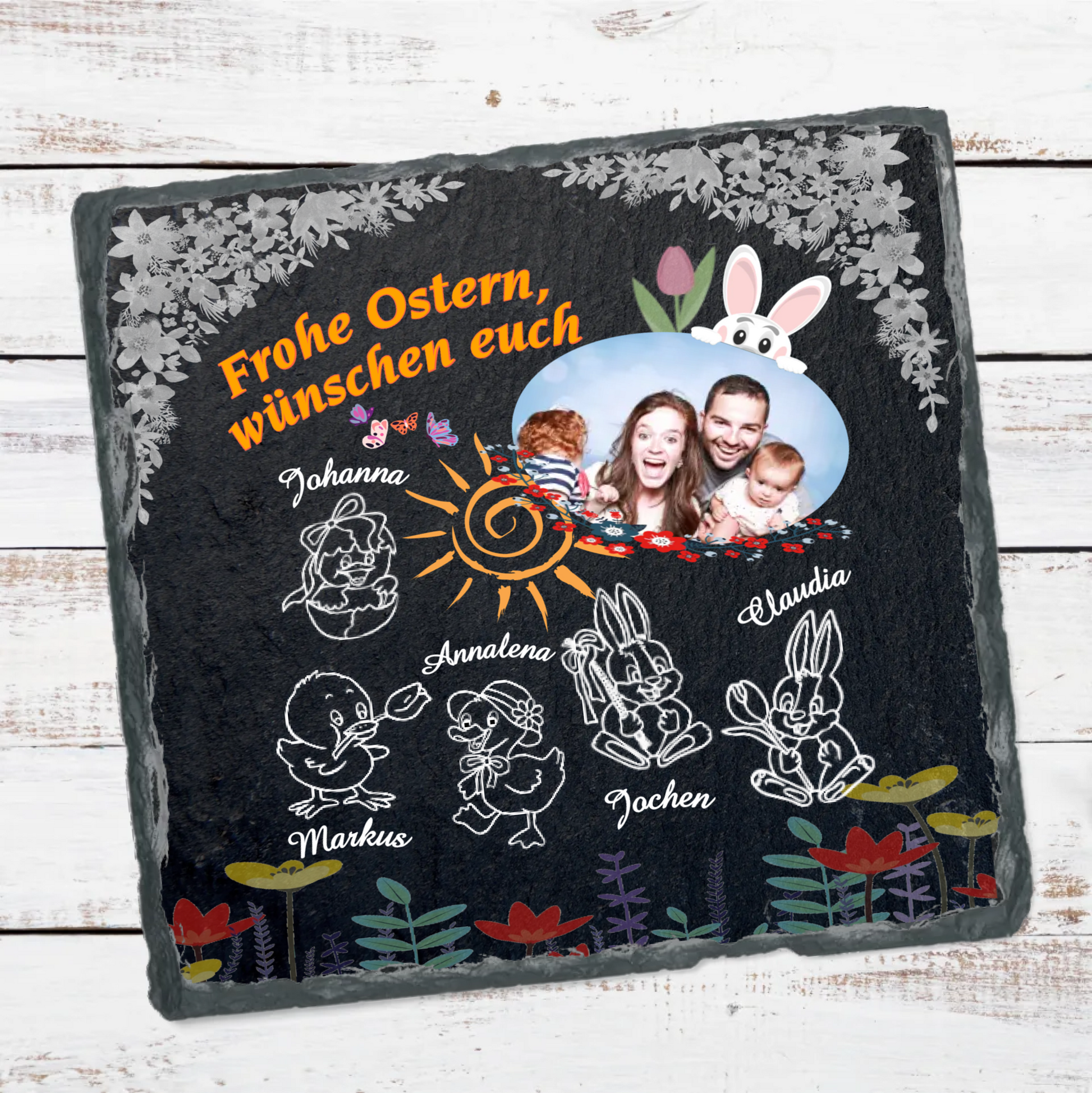 schwarze-schieferplatte-15x15cm-mit-gebrochenem-rand-personalisierbar-mit-den-namen-der-familienmitglieder-neben-verschiedenen-charakteren-wie-ente-hase-küken-und-hochgeladenem-foto-hinter-dem-ein-hase-hervorschaut