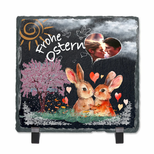 schwarze-schieferplatte-15x15cm-mit-gebrochenem-rand-und-bunten-motiven-osterhasen-blüten-schmetterlinge-personalisierbar-mit-eigenem-foto-in-herzform