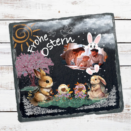 schwarze-schieferplatte-15x15cm-mit-gebrochenem-rand-und-bunten-motiven-osterhasen-blüten-ostereier-personalisierbar-mit-foto-hinter-dem-ein-hase-hervorschaut