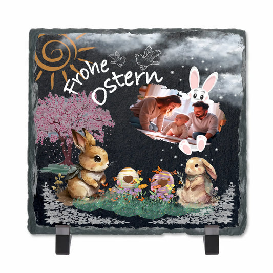 schwarze-schieferplatte-15x15cm-mit-standfuß-gebrochenem-rand-und-bunten-motiven-osterhasen-blüten-ostereier-personalisierbar-mit-foto-hinter-dem-ein-hase-hervorschaut