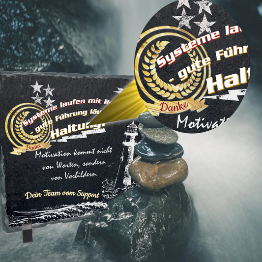 schieferplatte-quadratisch-detailansicht-aufdruck-text-personalisiert