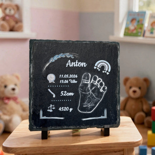 personalisiertes-geschenk-zur-geburt-eines-jungen-schieferplatte-mit-baby-fussabdruck-design-in-zarten-blautoenen